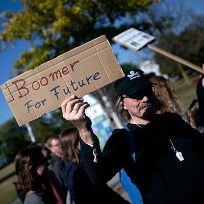 Demonstranten der Fridays For Future Bewegung mit Schild Generation Boomer for Future