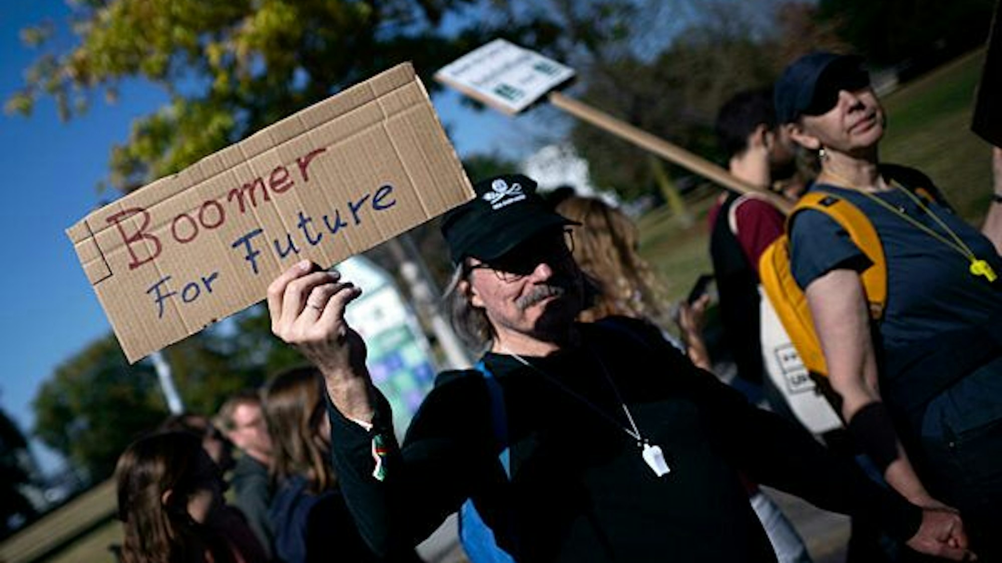 Demonstranten der Fridays For Future Bewegung mit Schild Generation Boomer for Future
