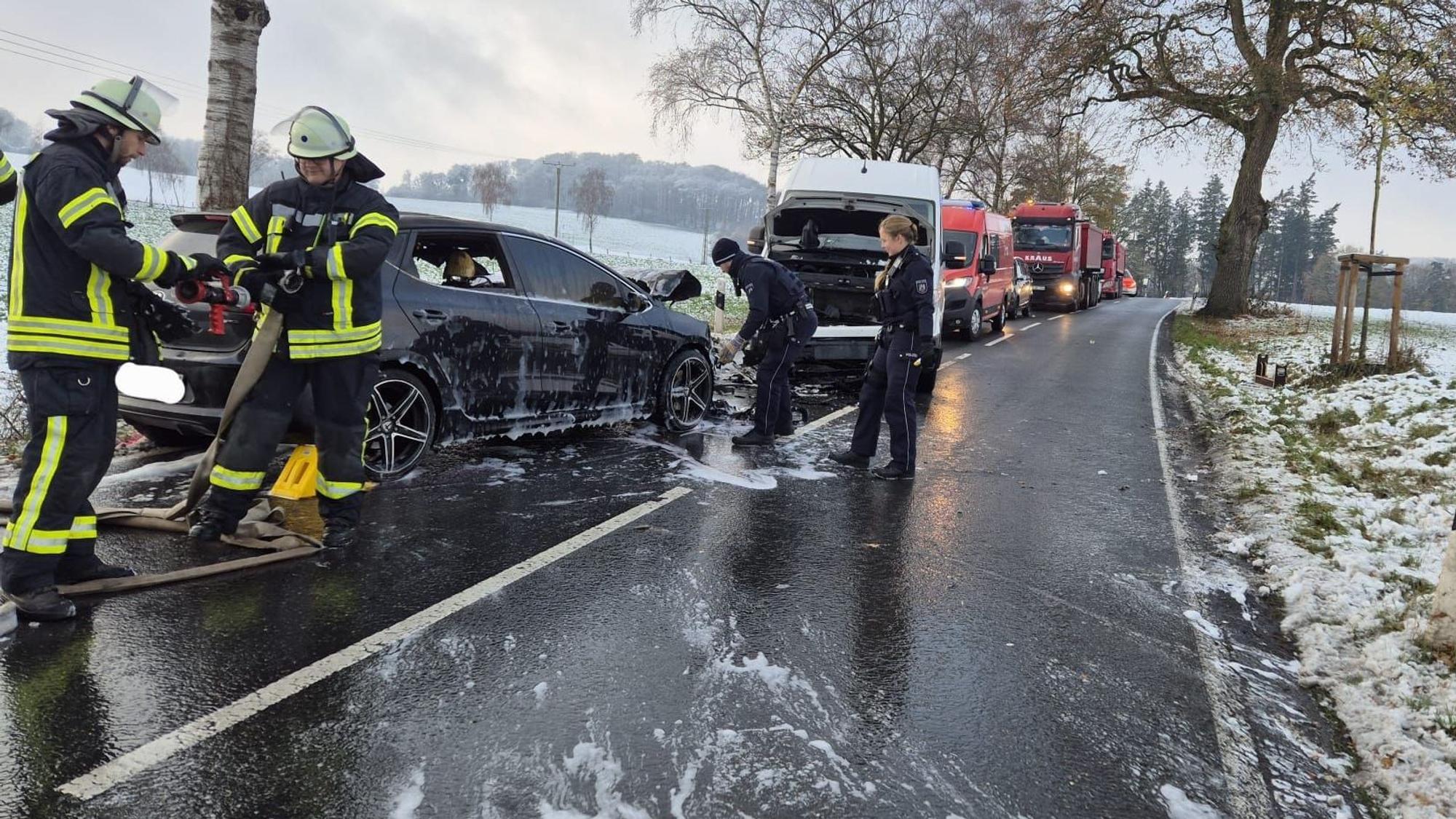 Im Sauerland kollidierte ein Taxibus mit einem entgegenkommenden Pkw.