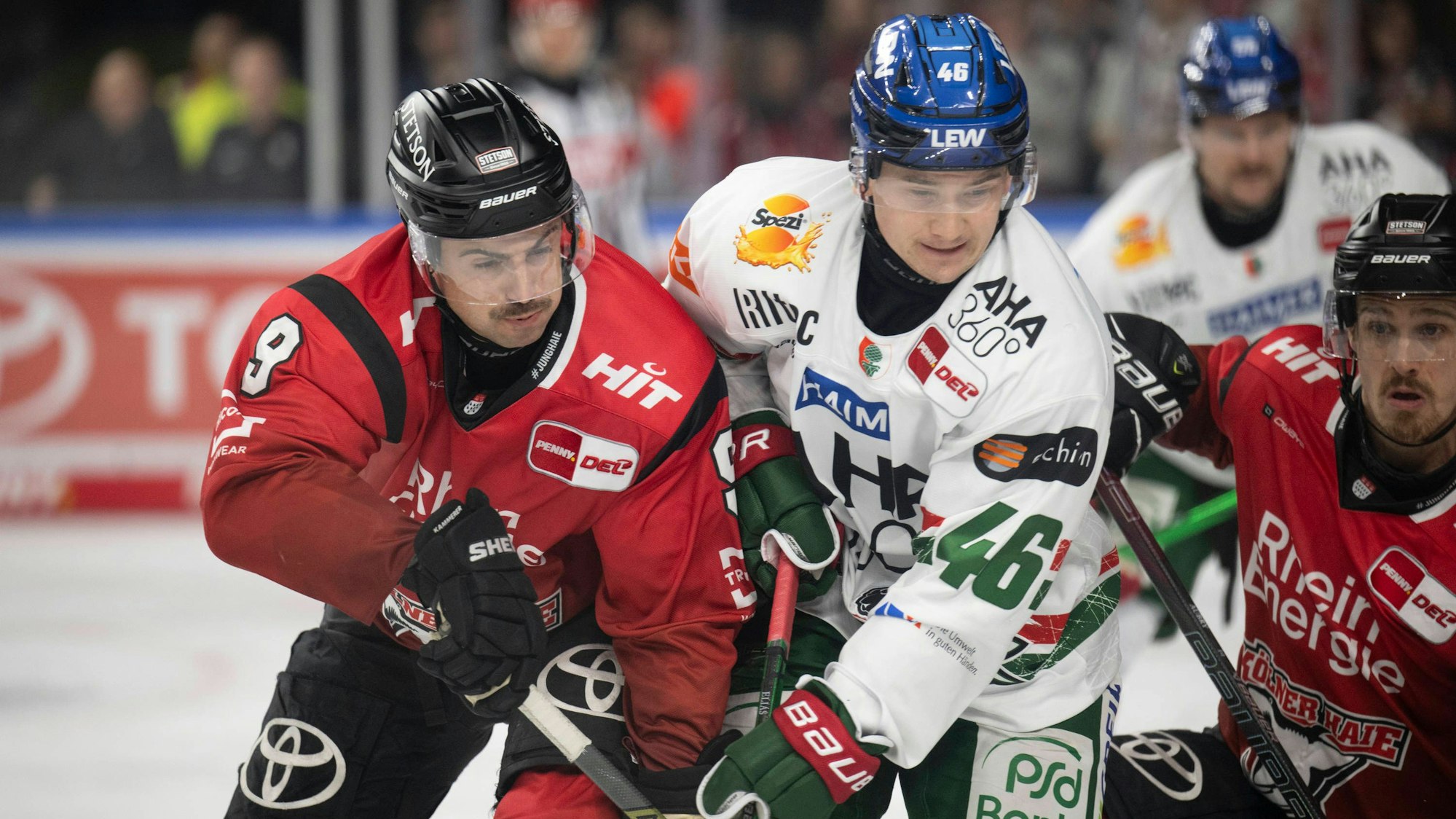 Haie-Stürmer Maxi Kammerer (l.) versucht sich vor dem Augsburger Tor in Position zu bringen.