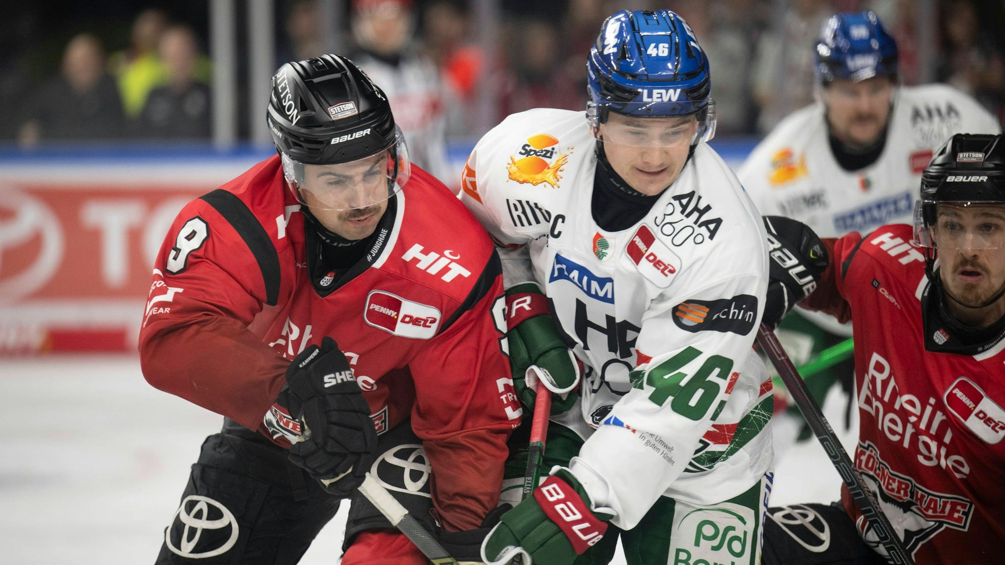 Haie-Stürmer Maxi Kammerer (l.) versucht sich vor dem Augsburger Tor in Position zu bringen.