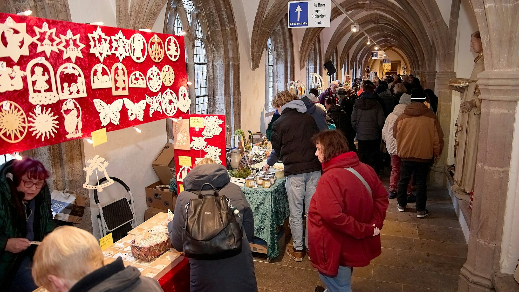 Viele Besucher waren im Kreuzgang des Klosters unterwegs.