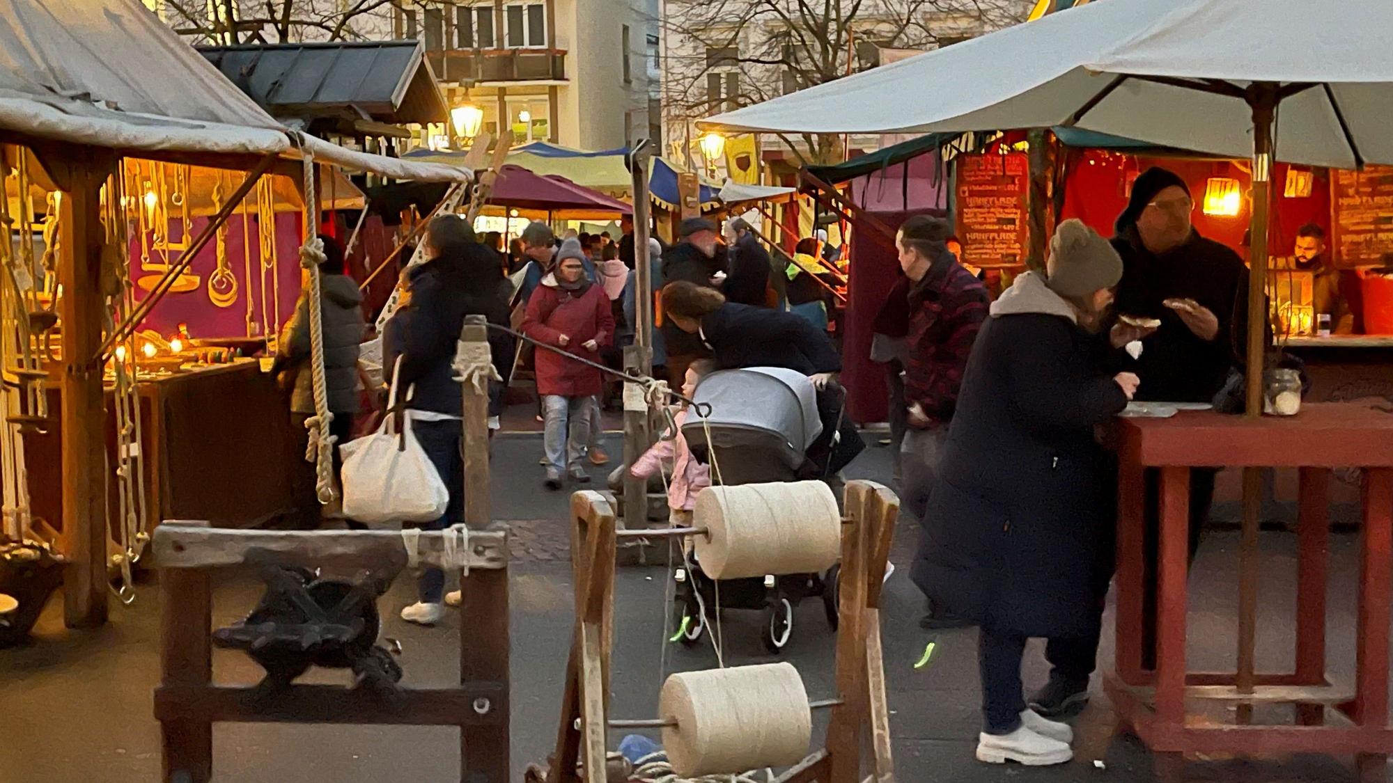 Handwerkskunst, Musik, Gaukler und besondere Leckereien bietet der Mittelaltermarkt in Siegburg bis 22. Dezember.