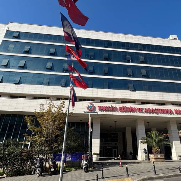 Das Bild zeigt das Taksim-Krankenhaus in Istanbul. Foto: Mirjam Schmitt/dpa
