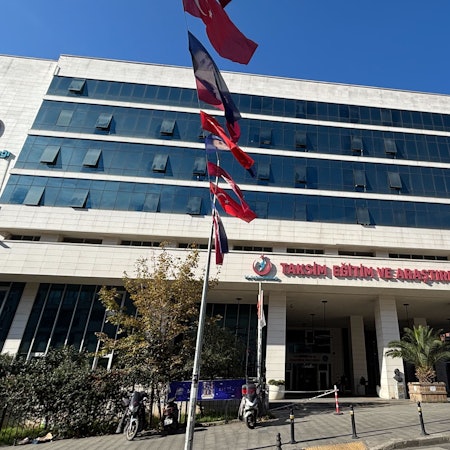 Das Bild zeigt das Taksim-Krankenhaus in Istanbul. Foto: Mirjam Schmitt/dpa