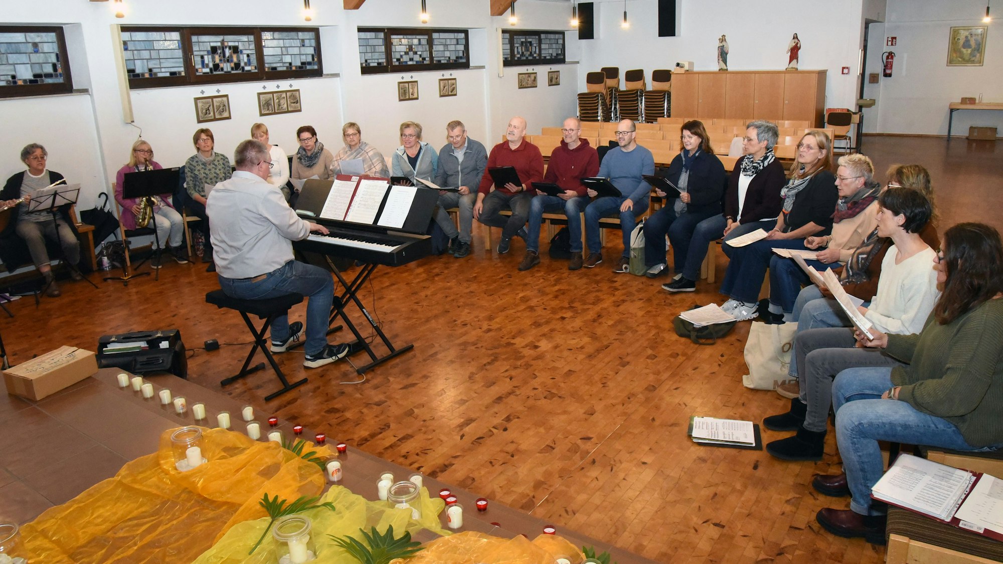 Das Bild zeigt den Chor „Cantamos“ bei einer Probe.