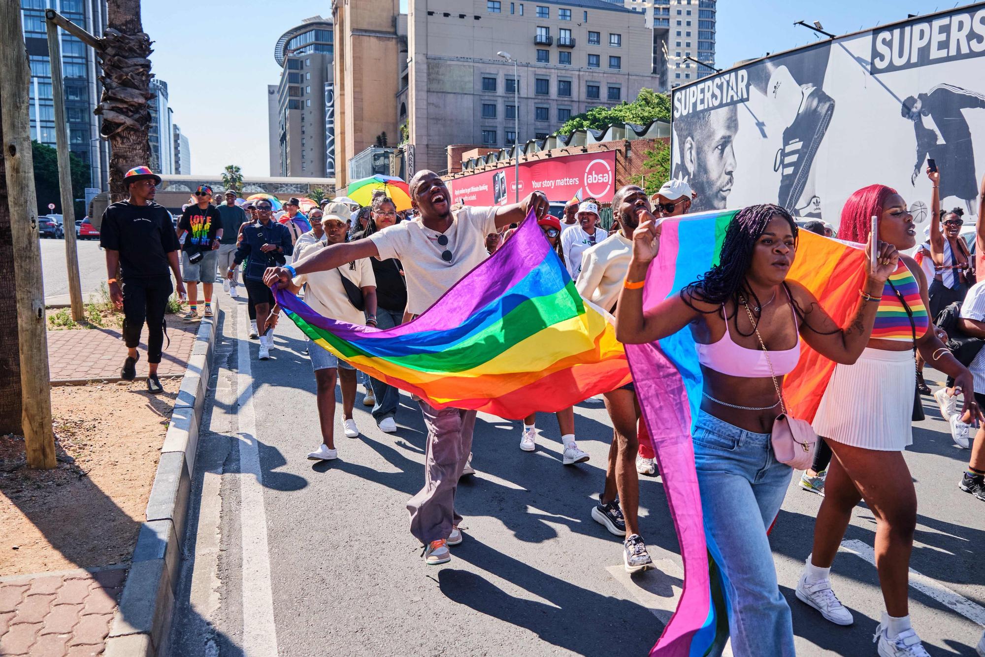 Das Bild zeigt Teilnehmer der Johannesburg Pride am 25. Oktober 2025. Foto: Zinyange Auntony / AFP