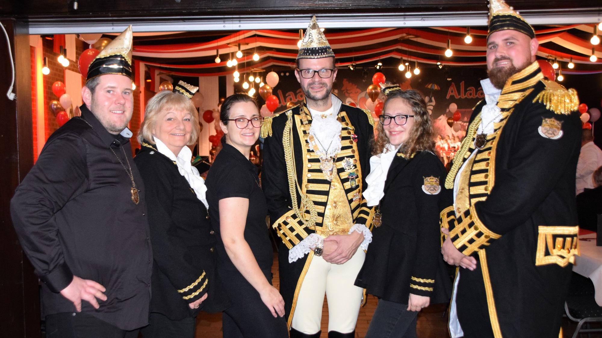 Das Foto zeigt Vertreter des Karnevalvereins Schwarz-Gold Gleuel.