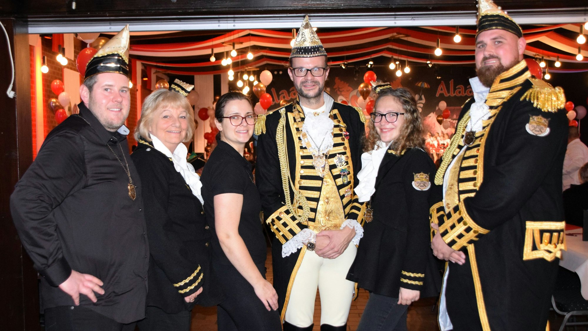 Das Foto zeigt Vertreter des Karnevalvereins Schwarz-Gold Gleuel.