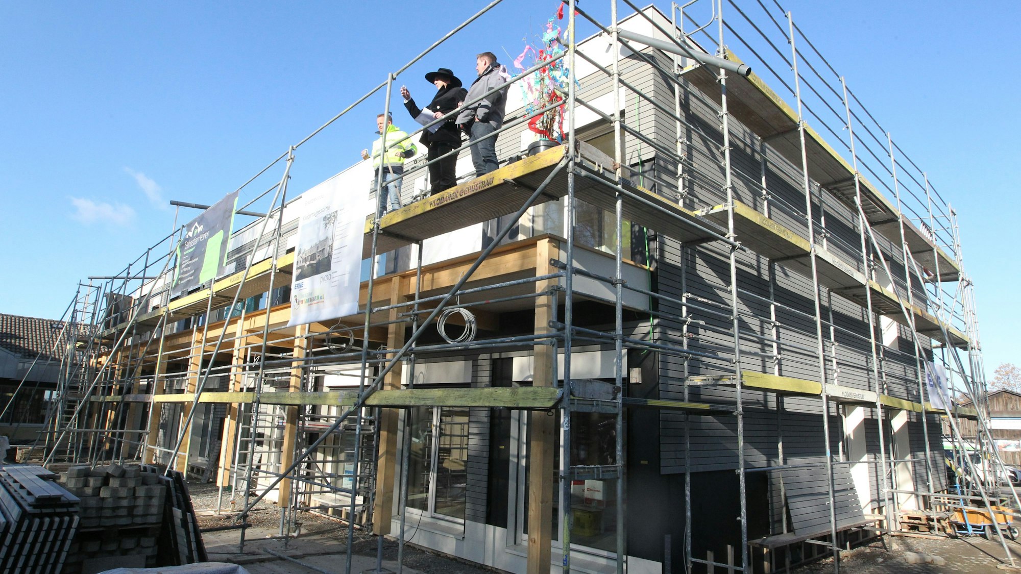 In Neunkirchen-Seelscheid wird derzeit die Kita der Elterninitiative Aktion Kindergarten ausgebaut. Zum Richtfest hatte das Generalunternehmen Erne aus Wiehl eingeladen, das sich der Holzbauweise verschrieben hat.
