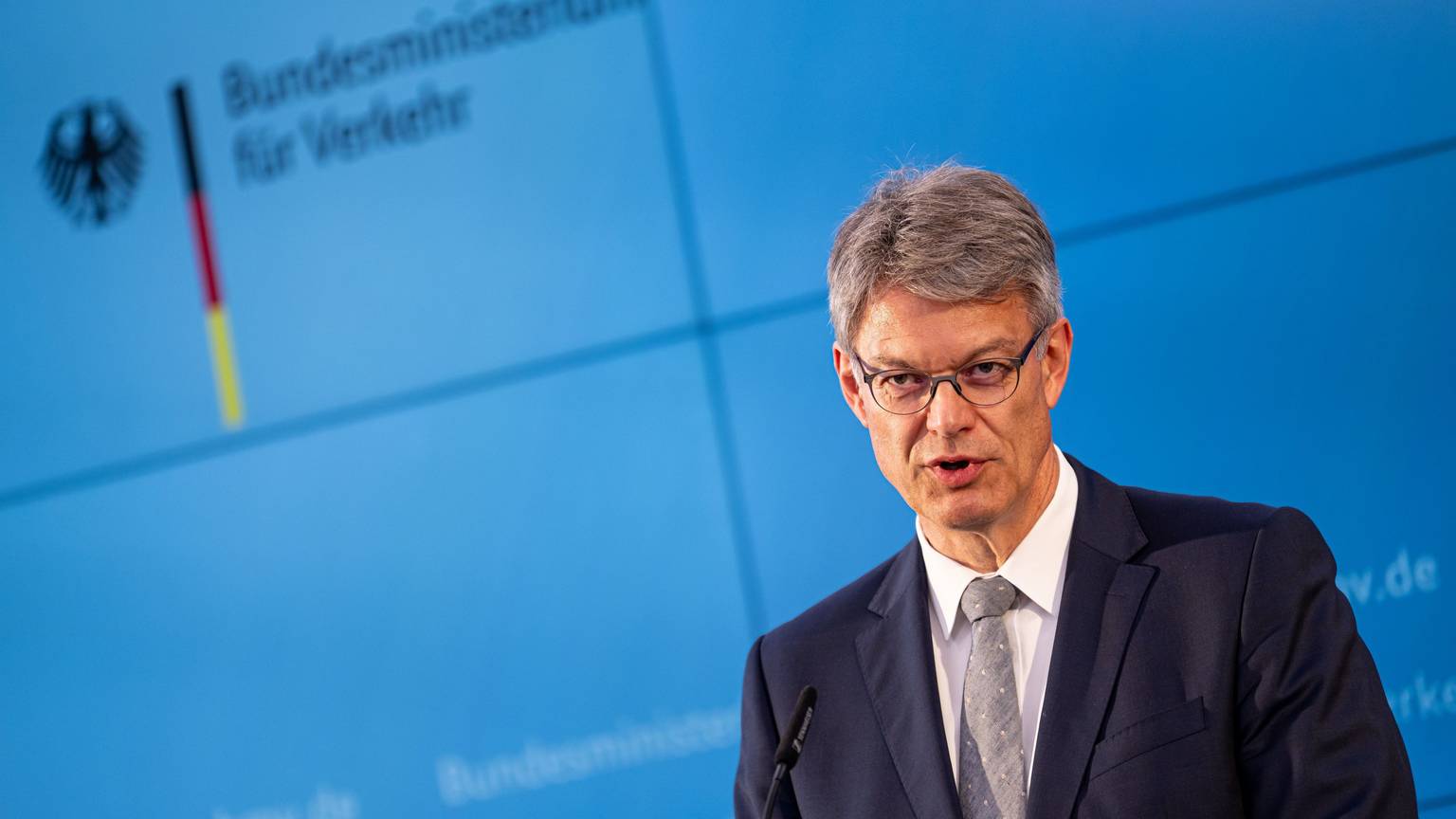 Patrick Schnieder (CDU) sagt: „Der Zug fährt mit voller Kraft Richtung E-Mobilität.“
