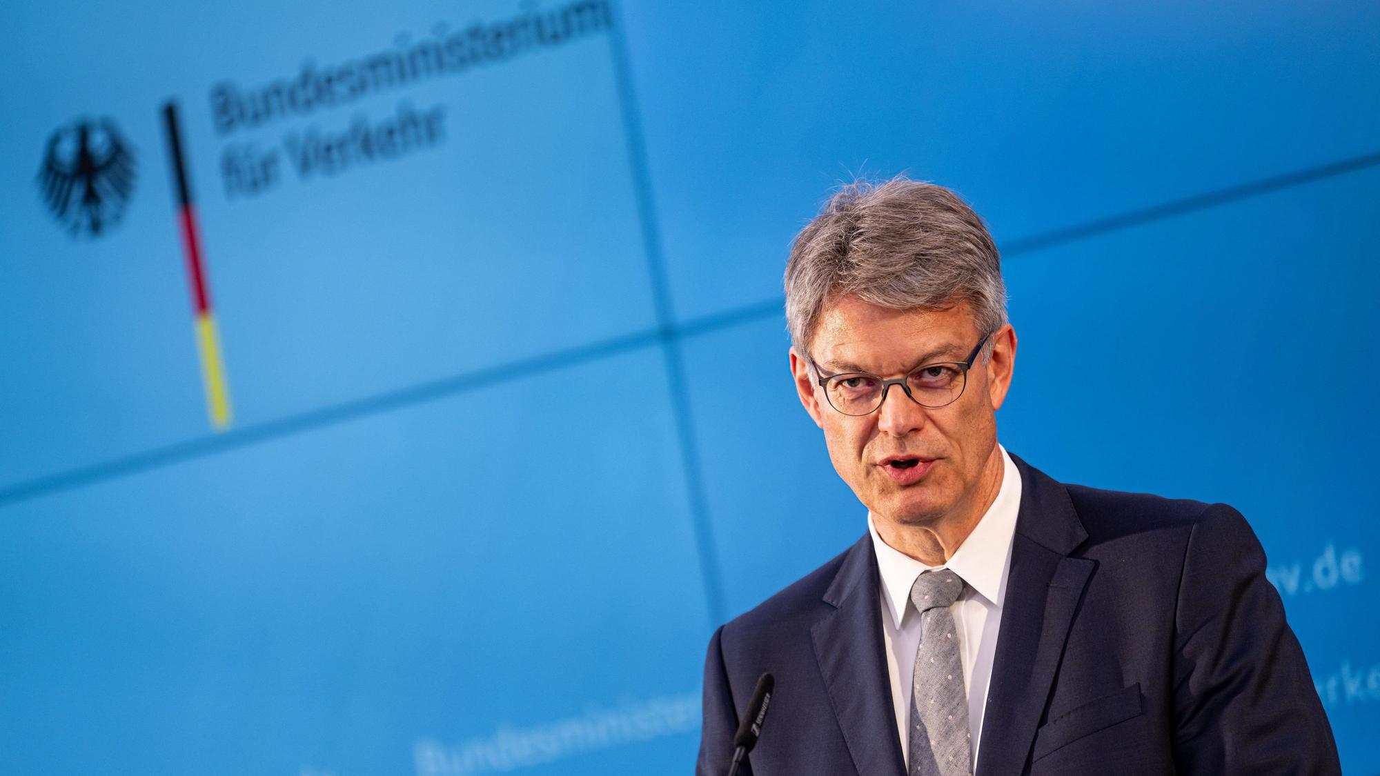 Patrick Schnieder (CDU) sagt: „Der Zug fährt mit voller Kraft Richtung E-Mobilität.“