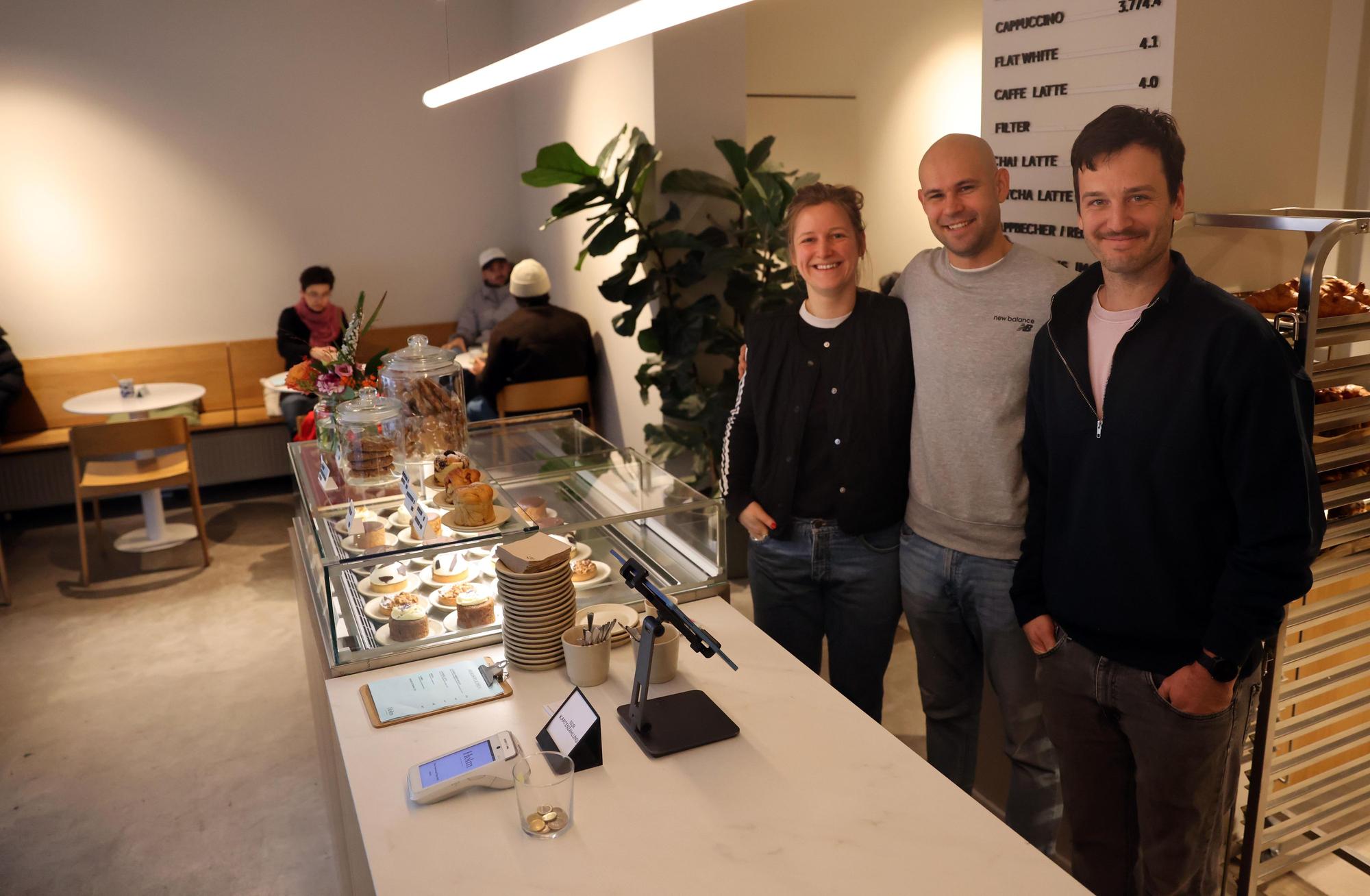 Miriam Caspers (von links), Vitalii Kozlov, Philipp Mertens von der Holm Kaffeerösterei.