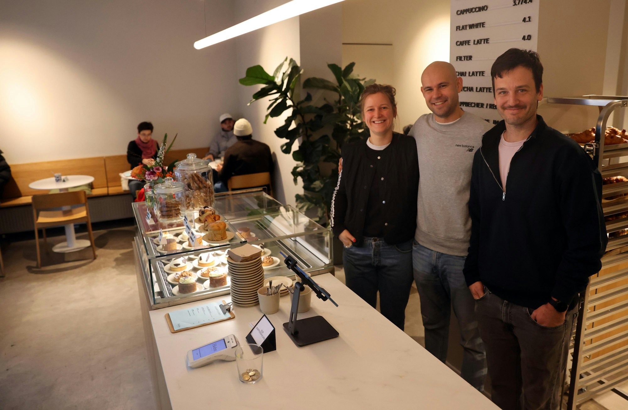 Miriam Caspers (von links), Vitalii Kozlov, Philipp Mertens von der Holm Kaffeerösterei.