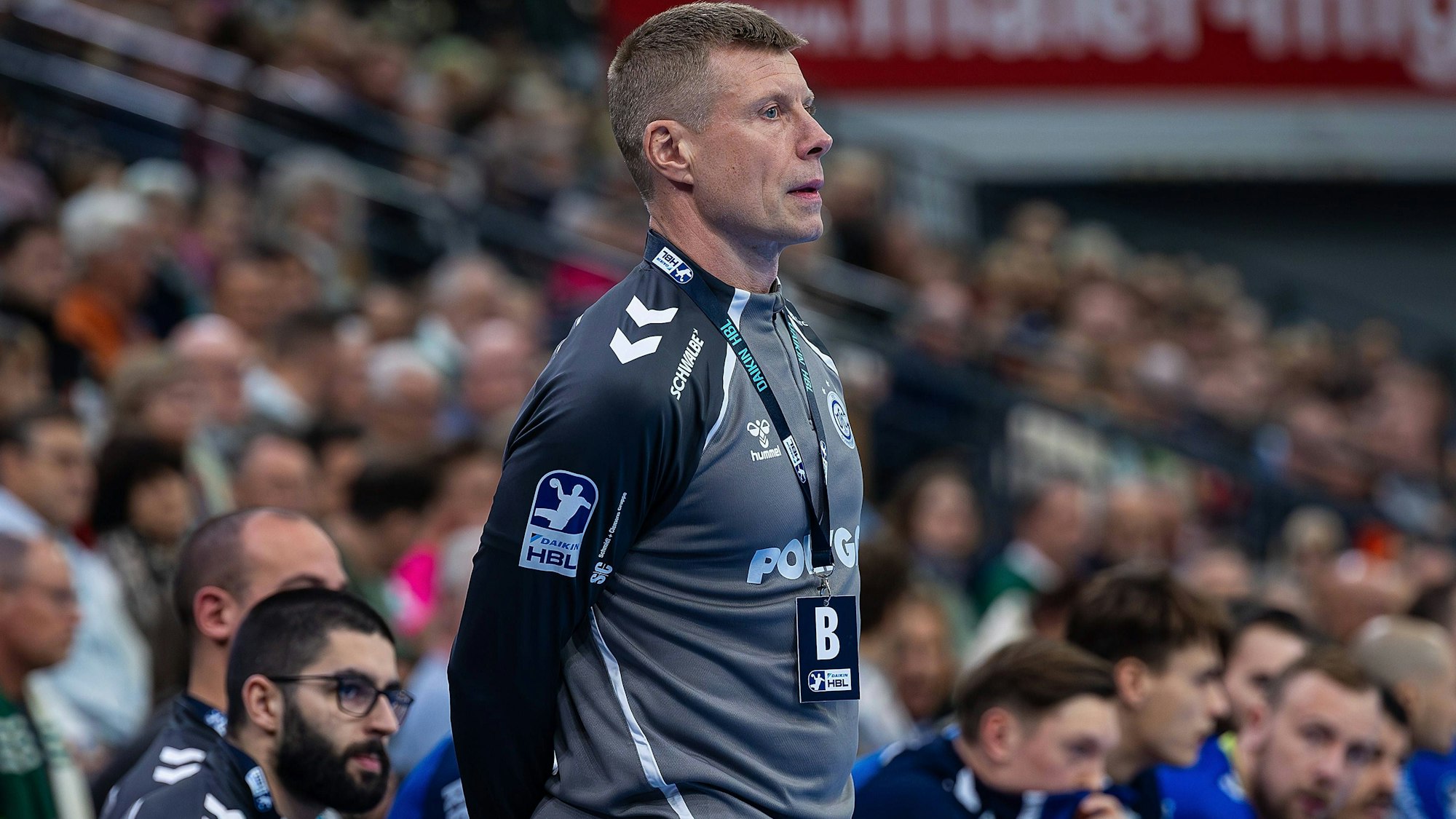 VfL-Trainer Gudjon Valur Sigurdsson steht mit am Rücken verschränkten Armen am Spielfeldrand.