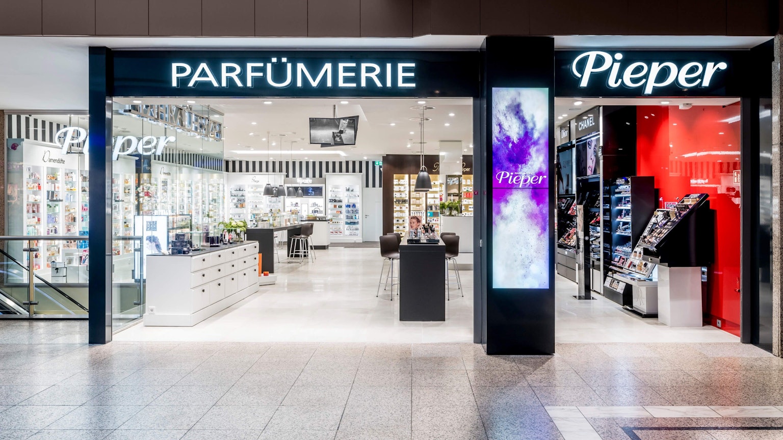 Filiale der Parfümerie Pieper im Rhein-Center in Köln-Weiden