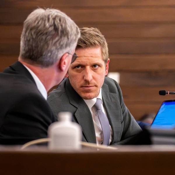 Markus Ramers und Achim Blindert stecken die Köpfe zusammen.