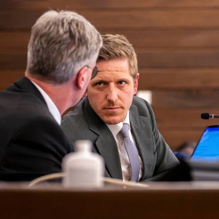 Markus Ramers und Achim Blindert stecken die Köpfe zusammen.