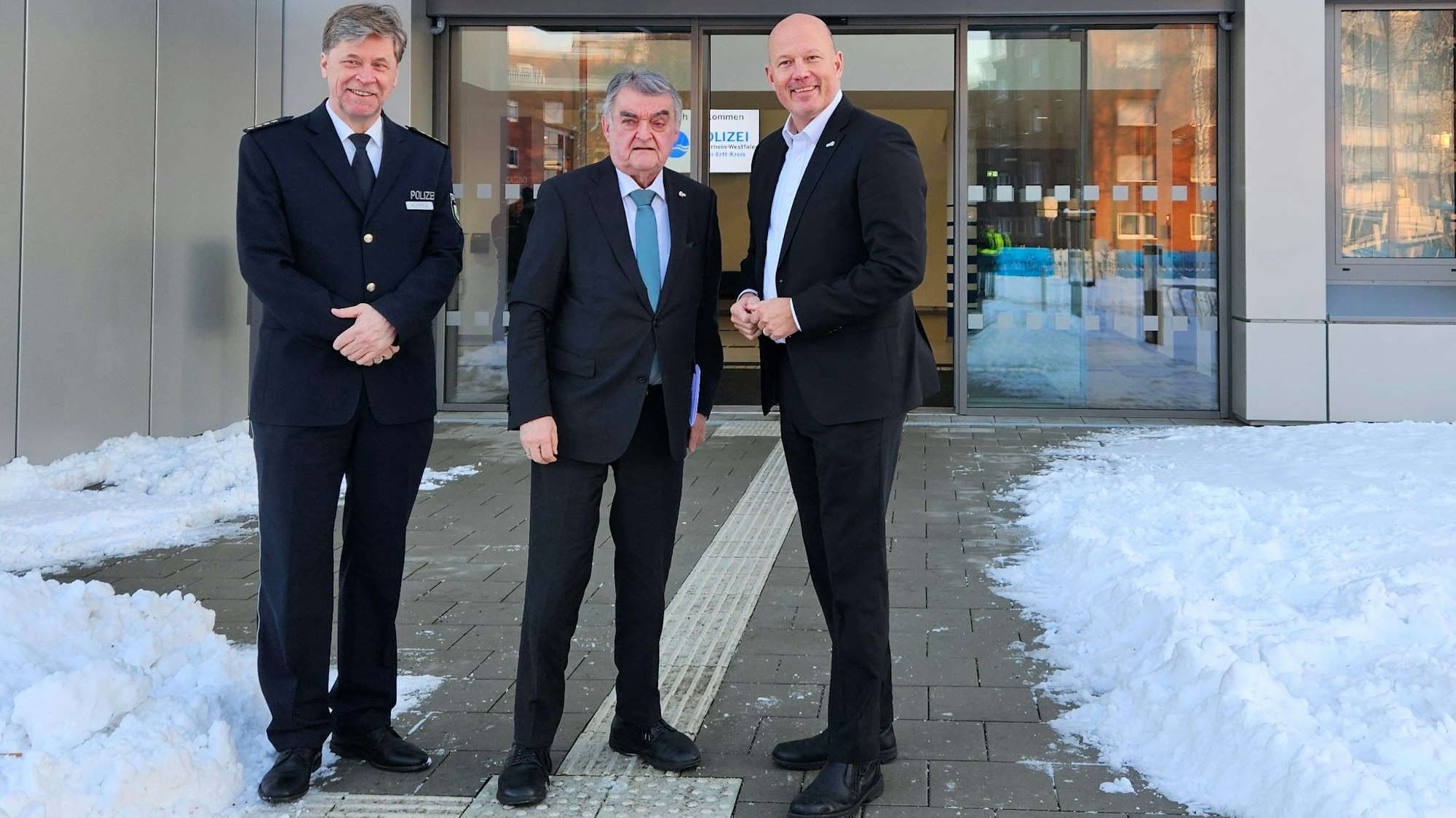 Frank Rock als oberster Polizeichef im Rhein-Erft-Kreis, hier mit dem ehemaligen Polizeidirektor Roland Küpper und NRW-Innenminister Herbert Reul 2024 bei der Einweihung der neuen Polizeizentrale in Bergheim.