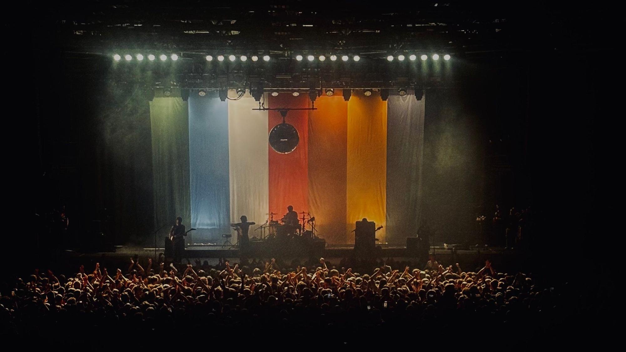 Das Bild zeigt ein Konzert der Band Turnstile in Düsseldorf. Foto: Kevin Goonewardena