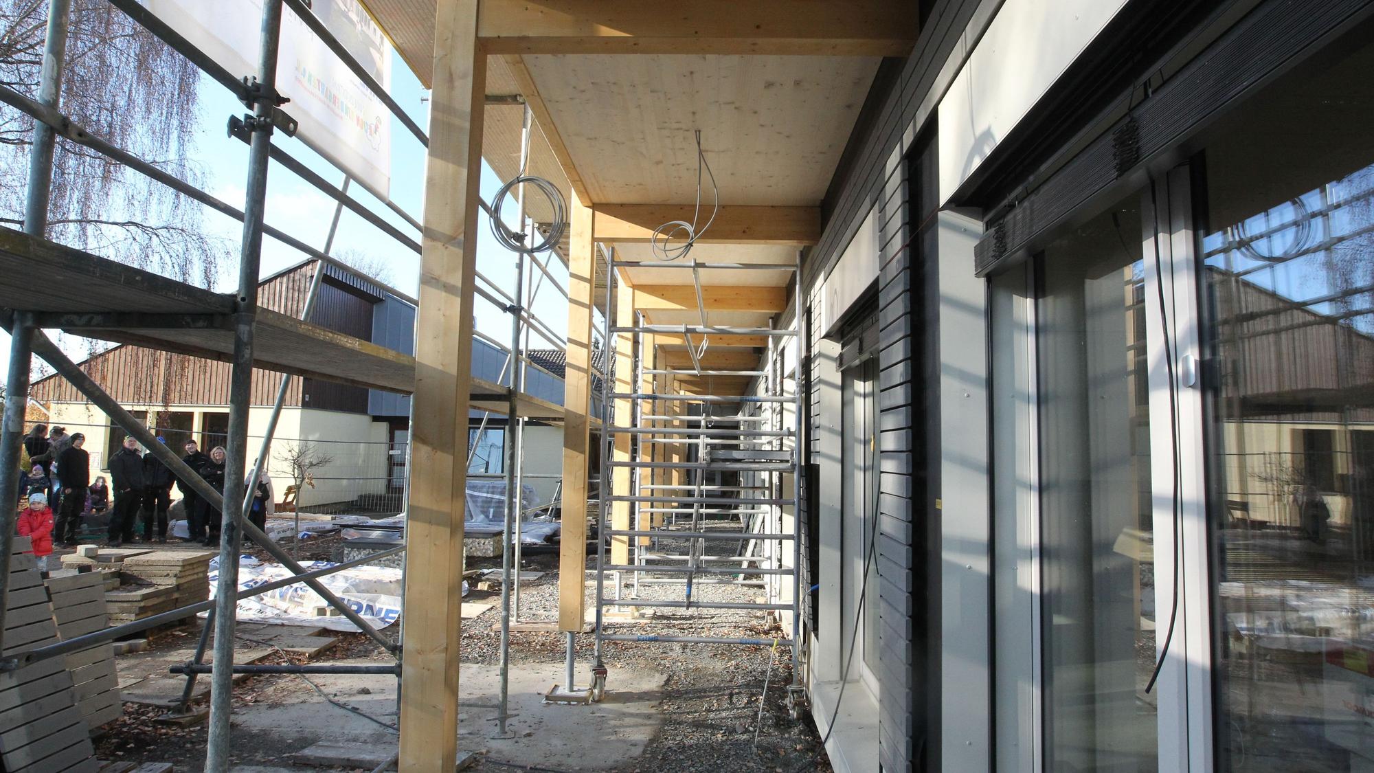 Auch der Balkon auf der Rückseite des Gebäudes ist aus Holz.
