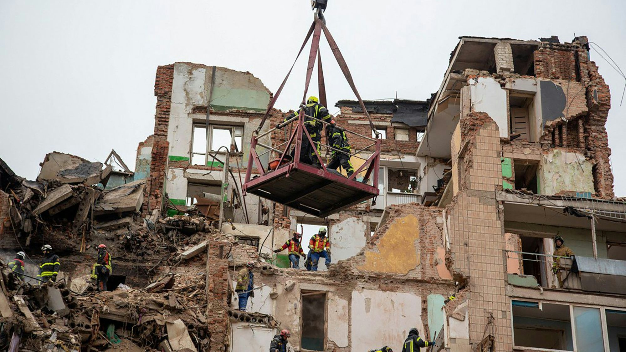 Mindestens 31 Menschen wurden beim offenbar gezielten russischen Angriff auf ein Wohnhaus im ukrainischen Ternopil getötet. Die USA verlangen Amnestie für solche Taten.