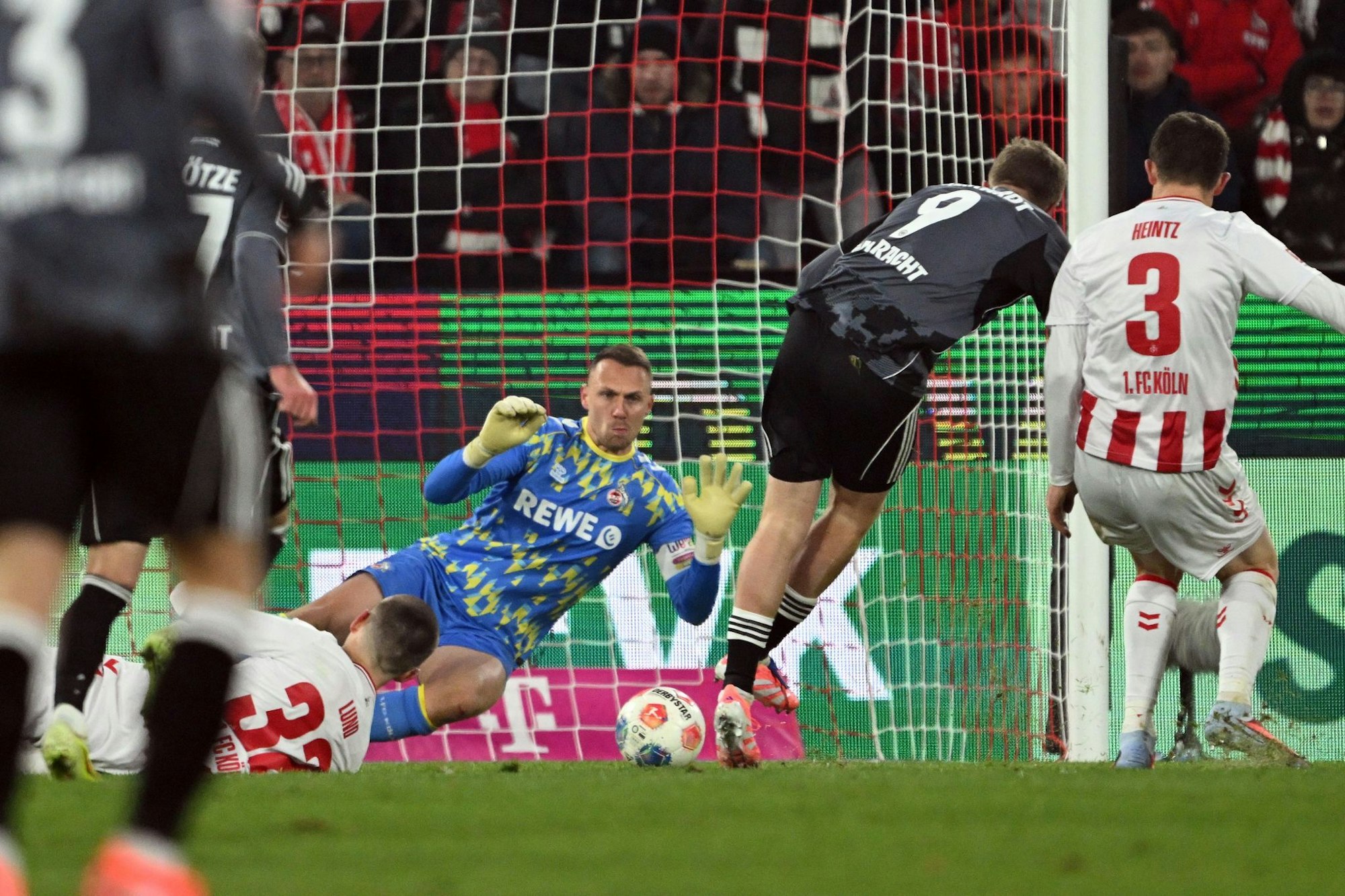 Frankfurts Jonathan Burkardt trifft zum 4:1