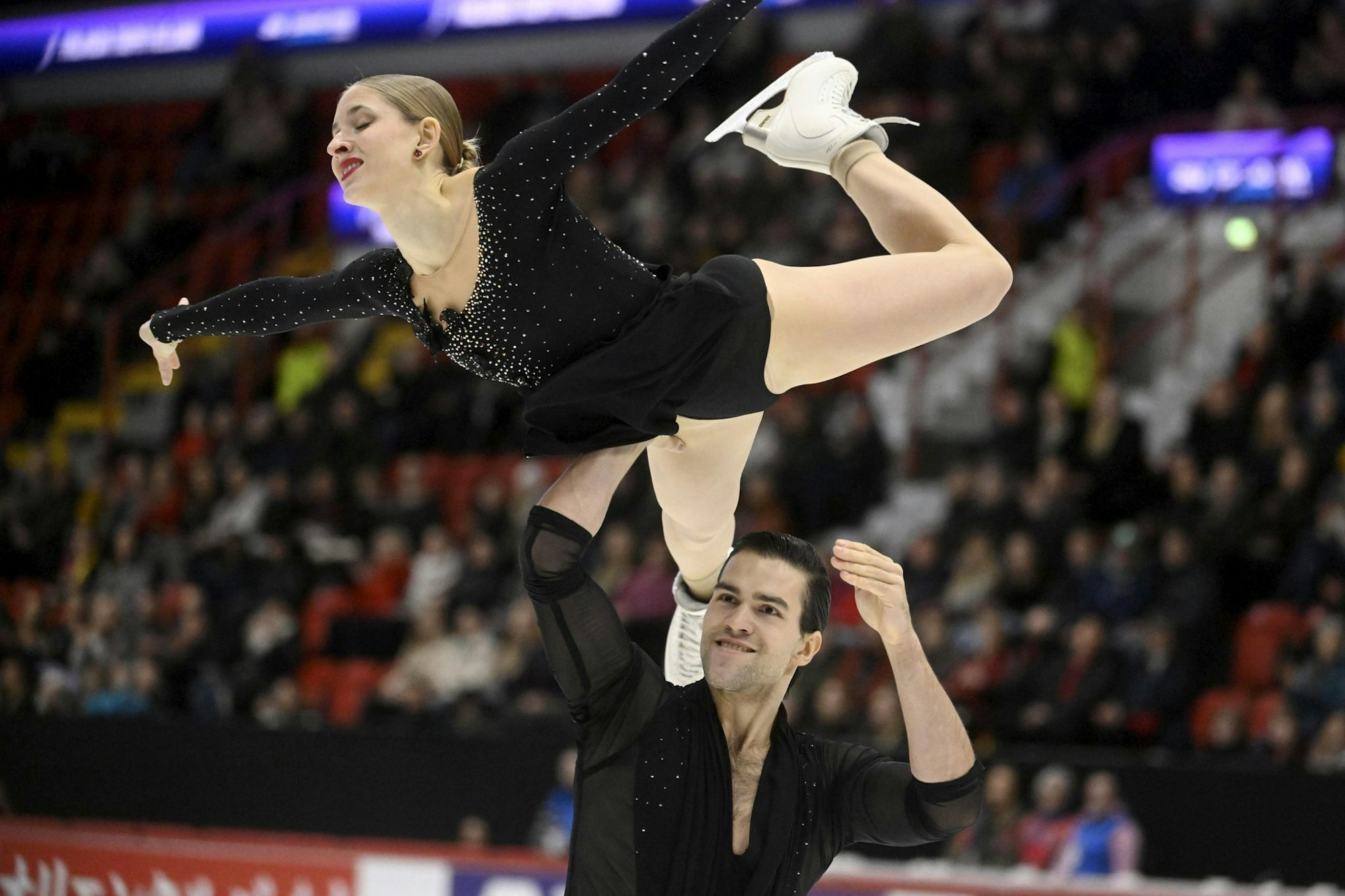 Minerva Hase (oben) und Nikita Volodin haben den Grand Prix in Finnland für sich entschieden.