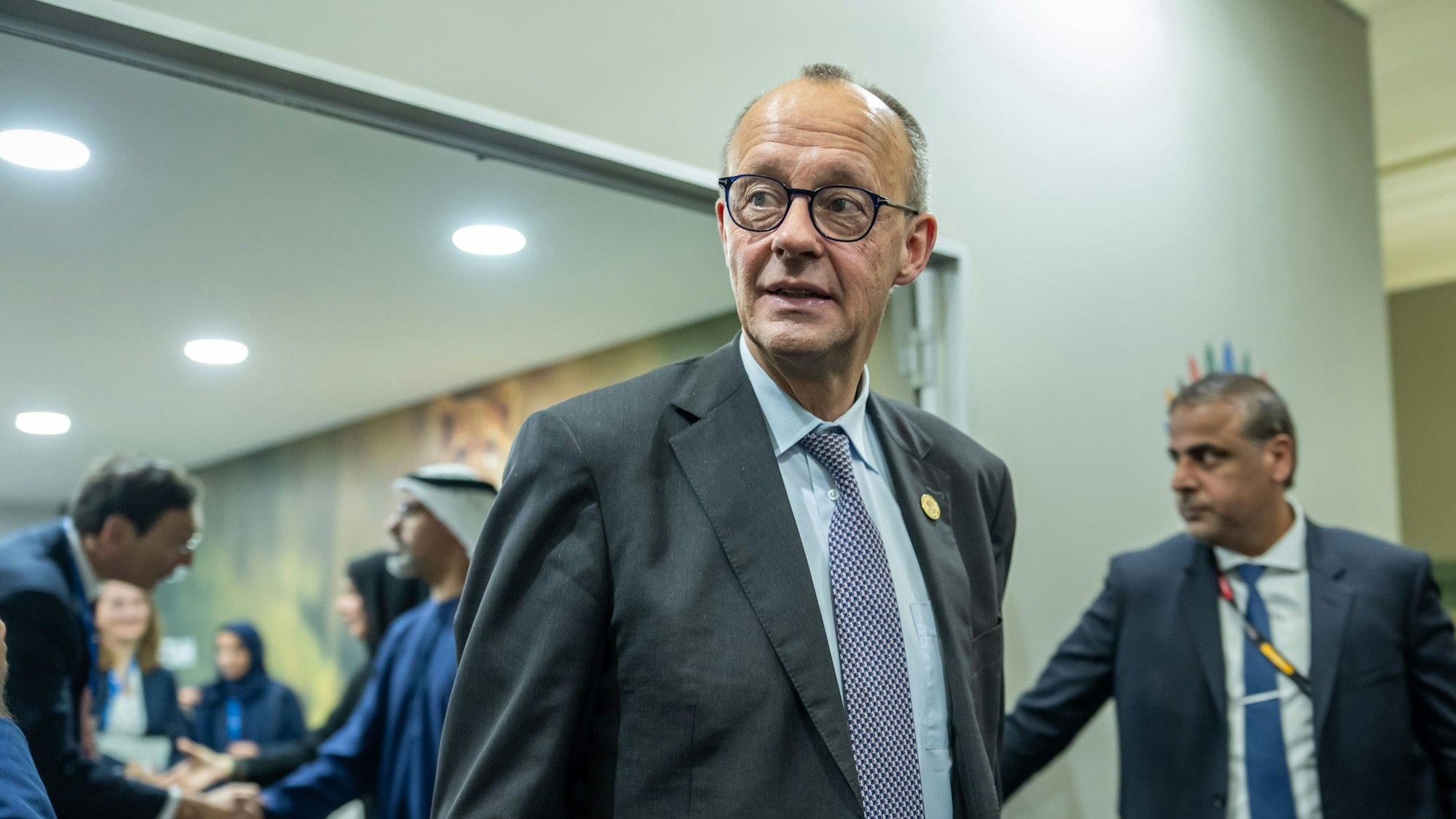 Südafrika, Johannesburg: Bundeskanzler Friedrich Merz (CDU) geht zu einem bilateralen Treffen beim G20- Gipfel.