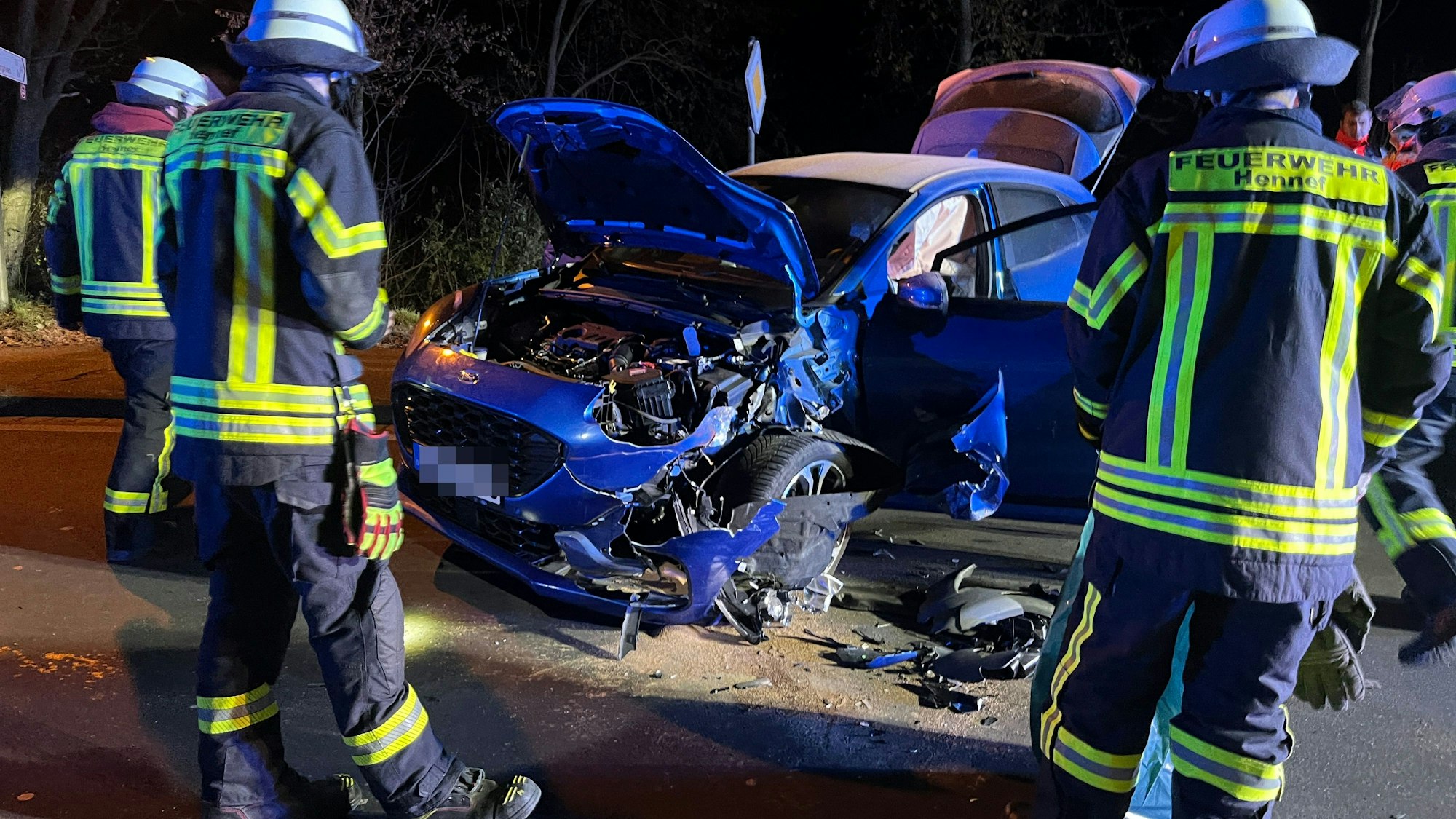 Nahe der Sieg stießen zwei Fahrzeuge zusammen, der Fahrer eines Kleintransporters flüchtete.