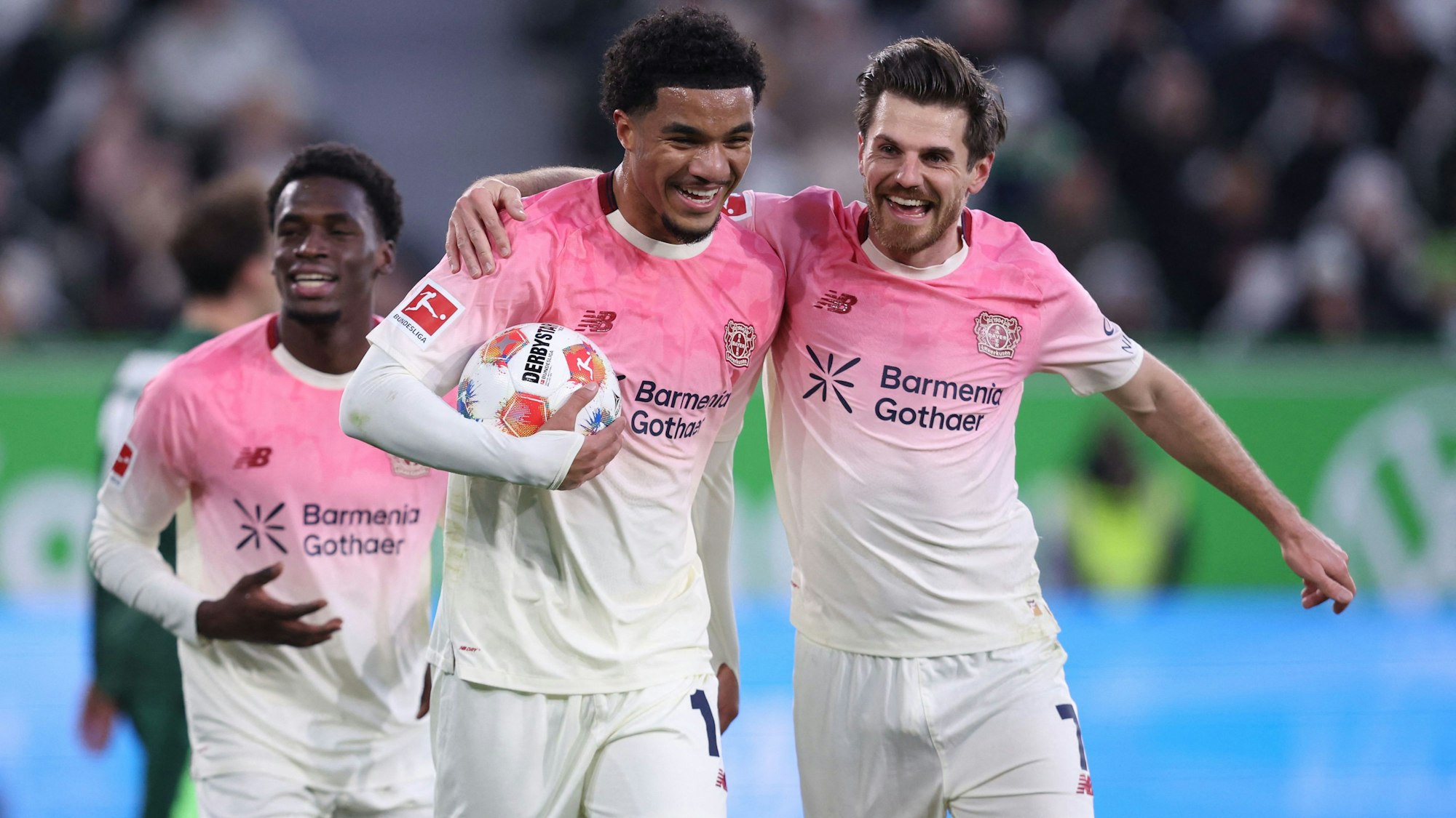 Zwei der drei Leverkusener Torschützen beim 3:1 in Wolfsburg: Malik Tillman (mit Ball und Jonas Hofmann (r.).