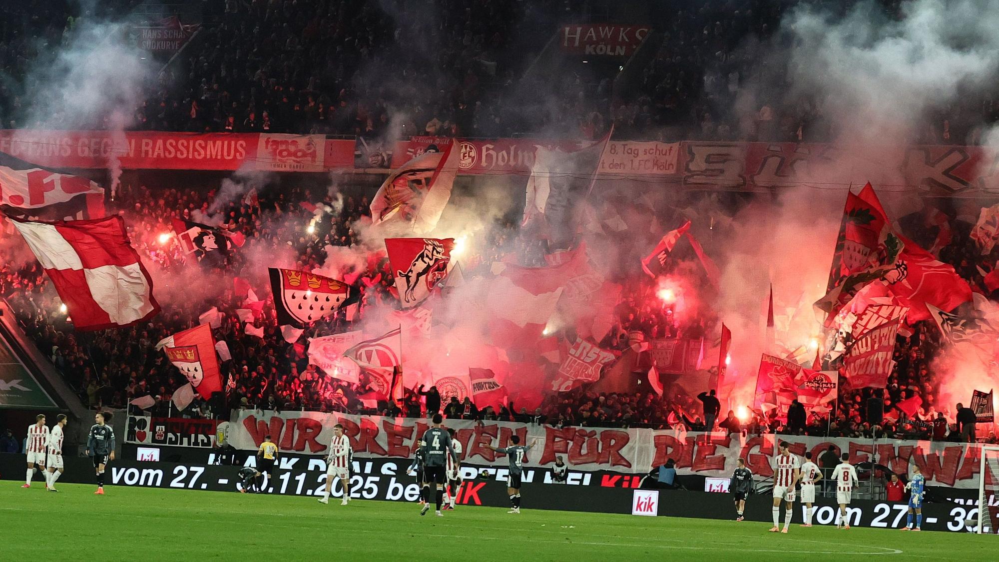 1. FC Köln vs. Eintracht Frankfurt, 11. Spieltag, 22.11.2025, 18.30 Uhr, Pyro (1. FC Köln), Bild: Herbert Bucco