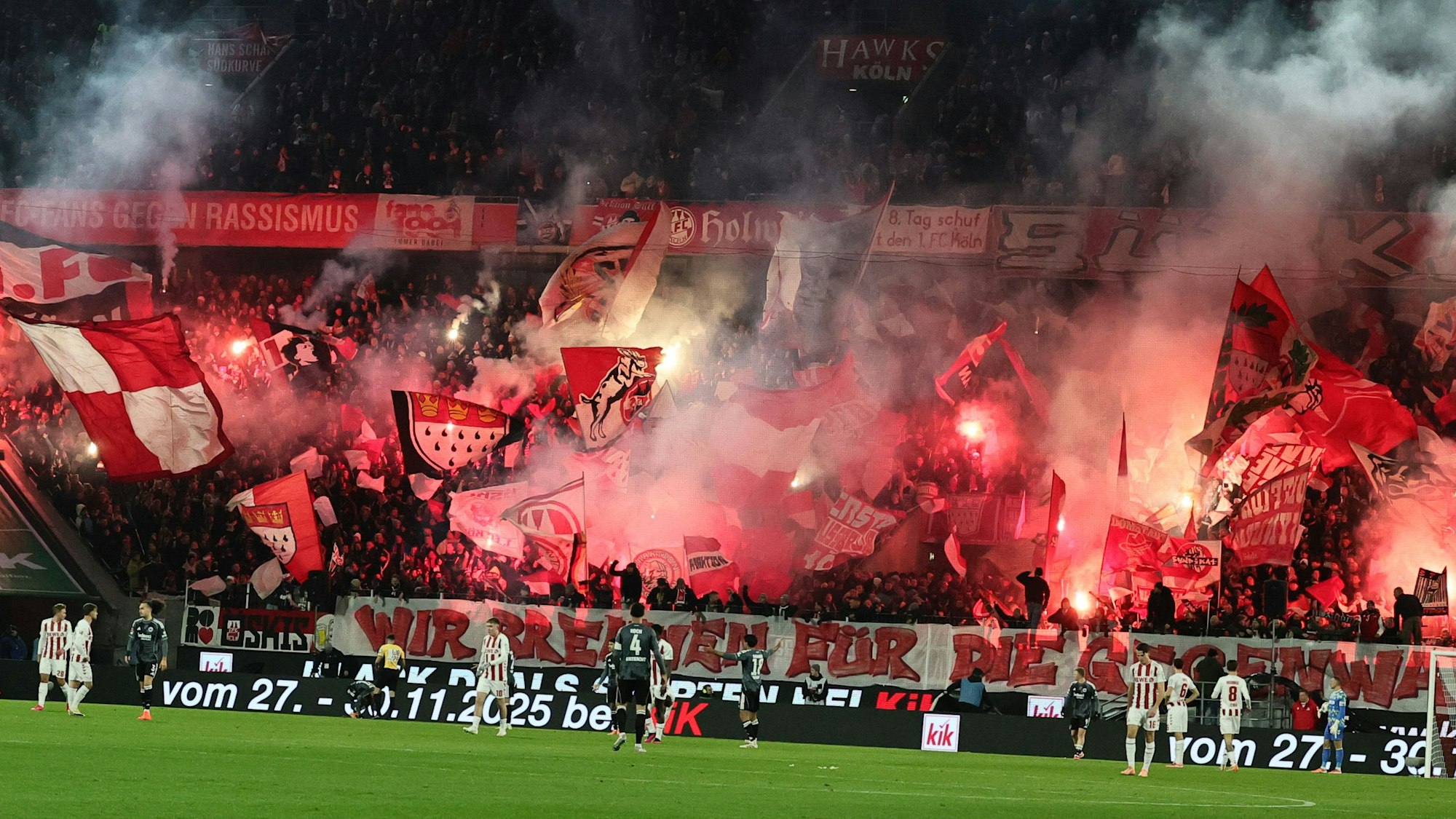 1. FC Köln vs. Eintracht Frankfurt, 11. Spieltag, 22.11.2025, 18.30 Uhr, Pyro (1. FC Köln), Bild: Herbert Bucco