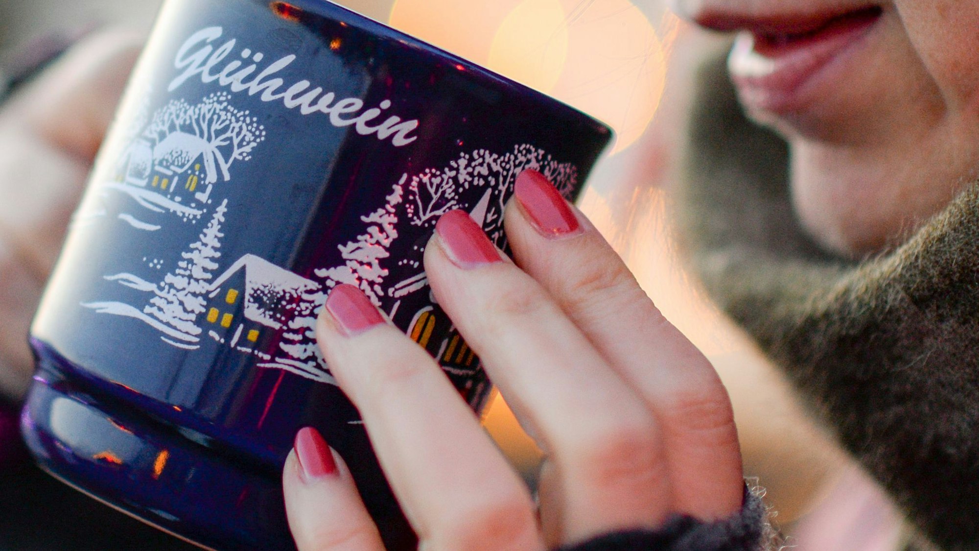 Zum Besuch auf dem Weihnachtsmarkt gehört er für viele dazu: Der Glühwein - gerne mit Schuss - scheint ideal zum Aufwärmen, doch der Effekt ist nur kurzzeitig und trügerisch. (Symbolbild)