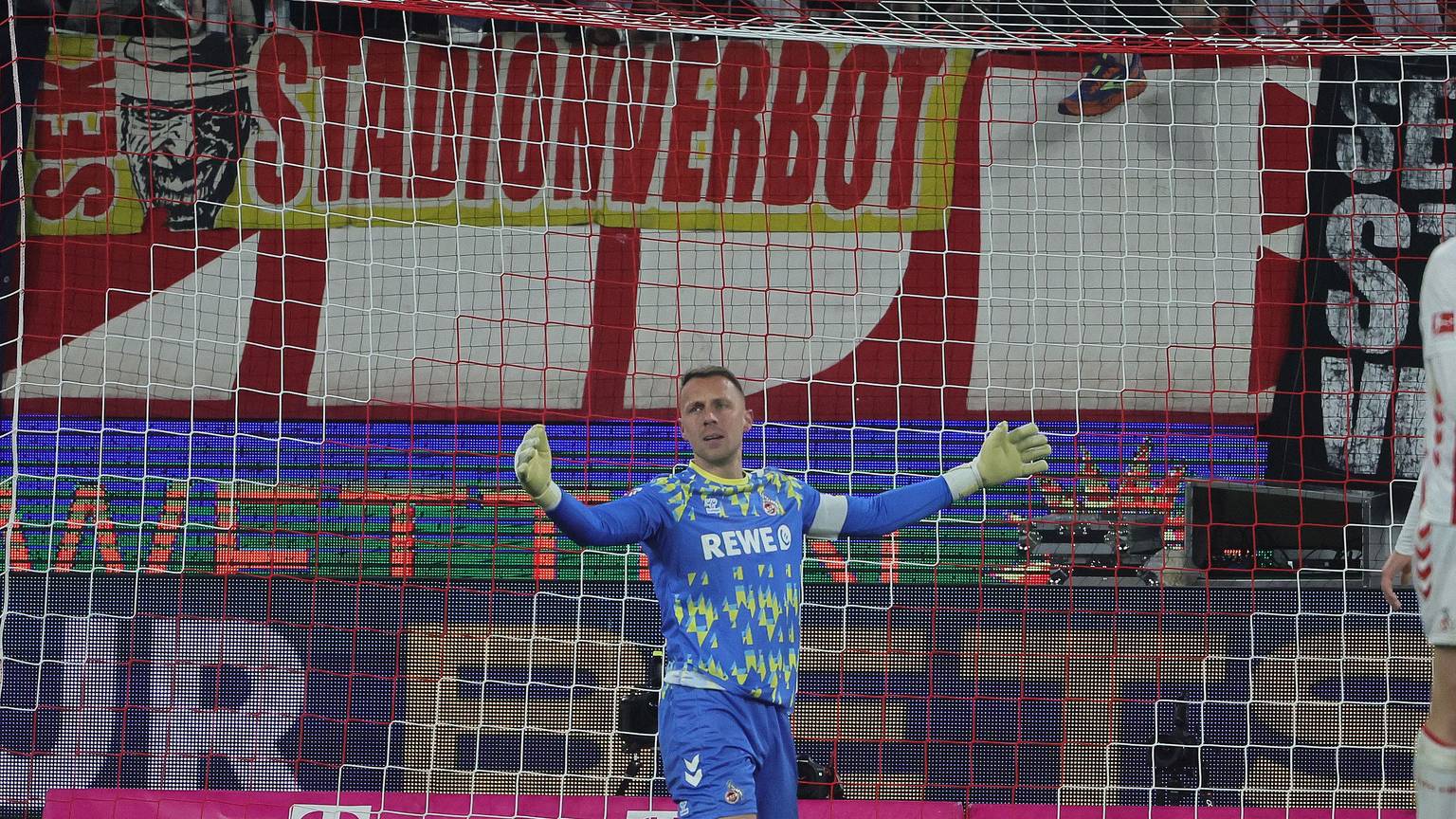 Was soll ich machen? FC-Torwart Marvin Schwäbe nach dem 1:2.