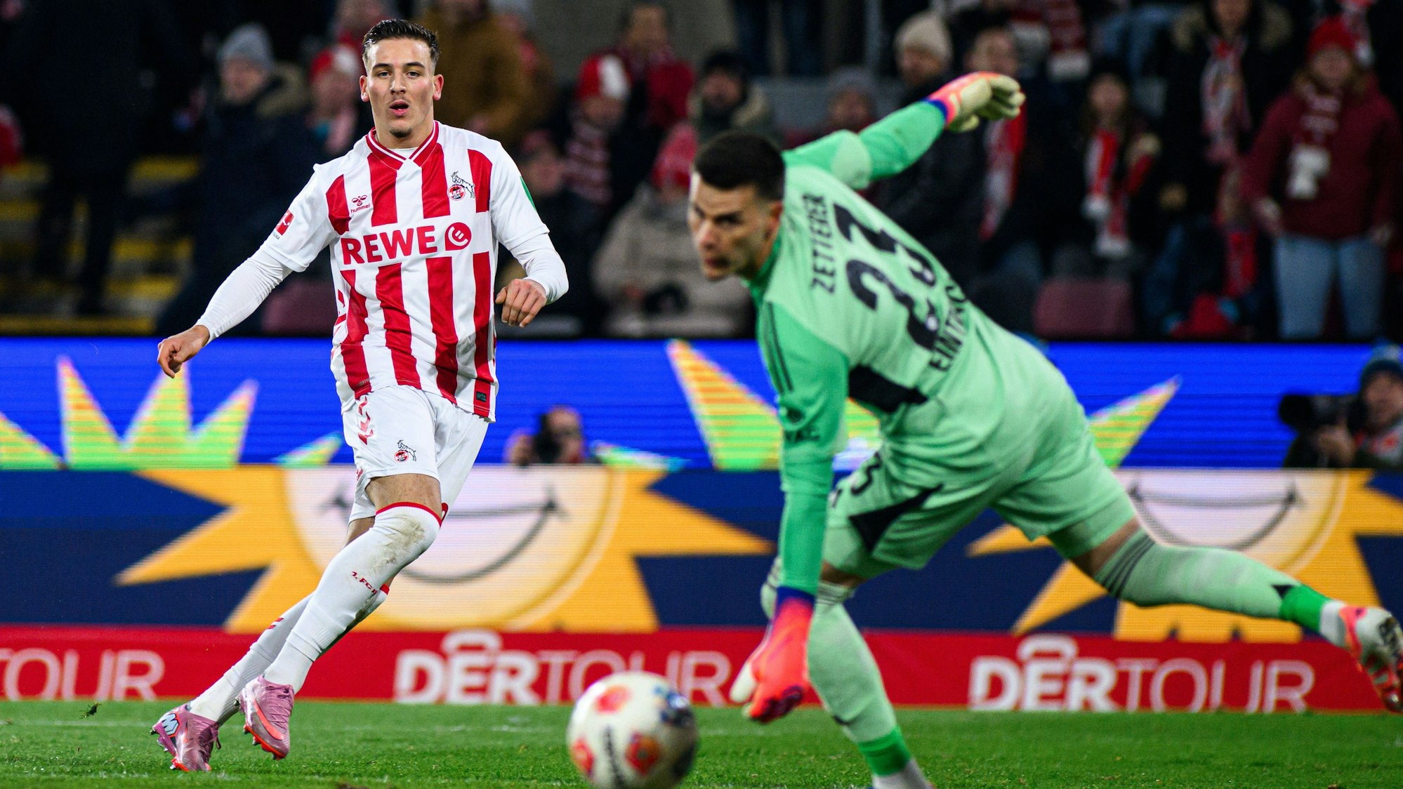 Die späte Aufholjagd blieb ungekrönt: Kölns Said El Mala trifft in der Nachspielzeit beim Stand von 2:4 nur den Pfosten.