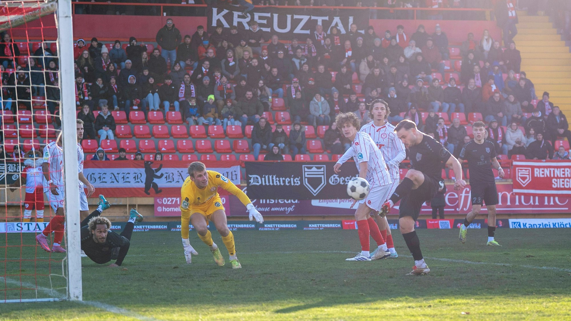 Oemer Tokac Sportfreunde Siegen, 14 schiebt zum 1-0 ein. Lennart Winkler Fortuna Koeln, 1 ist geschlagen Sportfreunde Siegen - Fortuna Köln 22.11.2025 Fussball, Regionalliga West, 16. Spieltag, GER, Siegen, Leimbachstadion *** Oemer Tokac Sportfreunde Siegen, 14 pushes in for 1 0 Lennart Winkler Fortuna Koeln, 1 is beaten Sportfreunde Siegen Fortuna Köln 22 11 2025 Soccer, Regionalliga West, Matchday 16, GER, Siegen, Leimbachstadion Copyright: HMBxMedia/xMarcoxBader