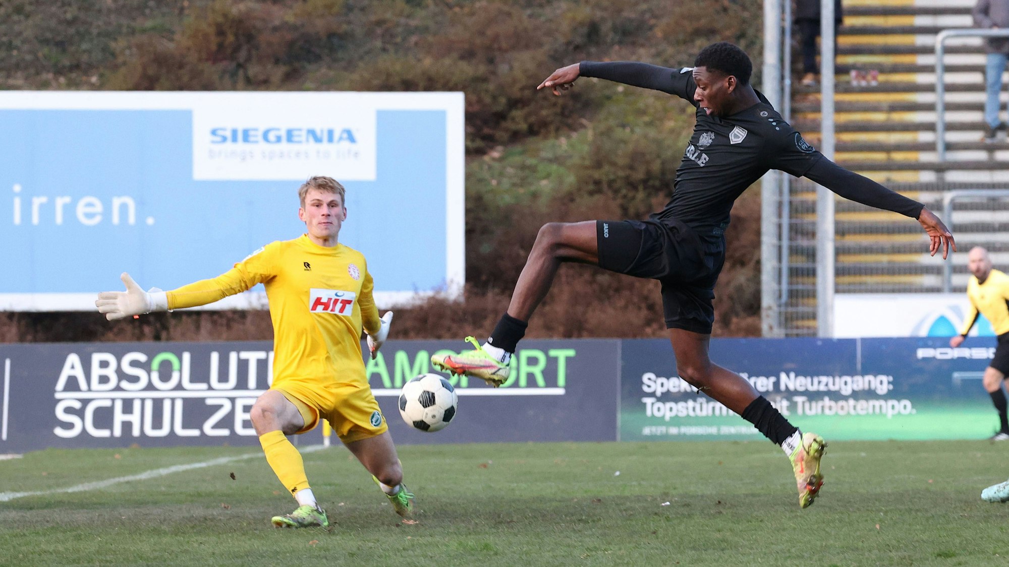 Josue Santo SI re. erzielt in dieser Szene das Tor zum 2:2 Torwart Lennart Winkler K li. Kann nicht mehr eingreifen Fussball Regionalliga West, 16. Spieltag, Sportfreunde Siegen - SC Fortuna Koeln Köln, am 22.11.2025 in Siegen/Deutschland. *** Josue Santo SI right scores the goal in this scene to make it 2 2 Goalkeeper Lennart Winkler K li Can no longer intervene Soccer Regionalliga West, Matchday 16, Sportfreunde Siegen SC Fortuna Köln , on 22 11 2025 in Siegen Germany
