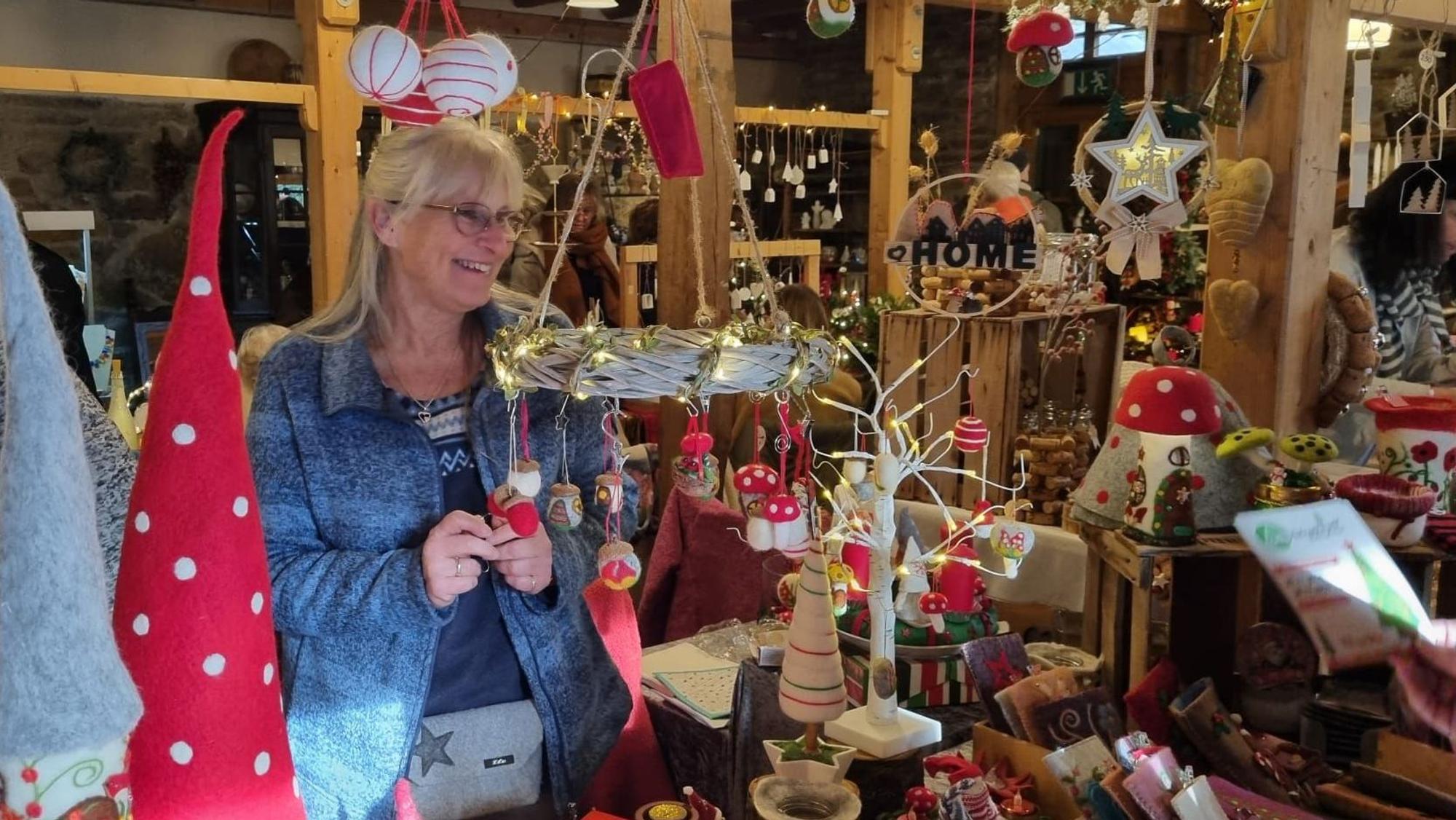 Beim vorweihnachtlichen Markt an der Lambertsmühle in Burscheid verkauft auch Elke Boes ihre selbstgemachten Werke.