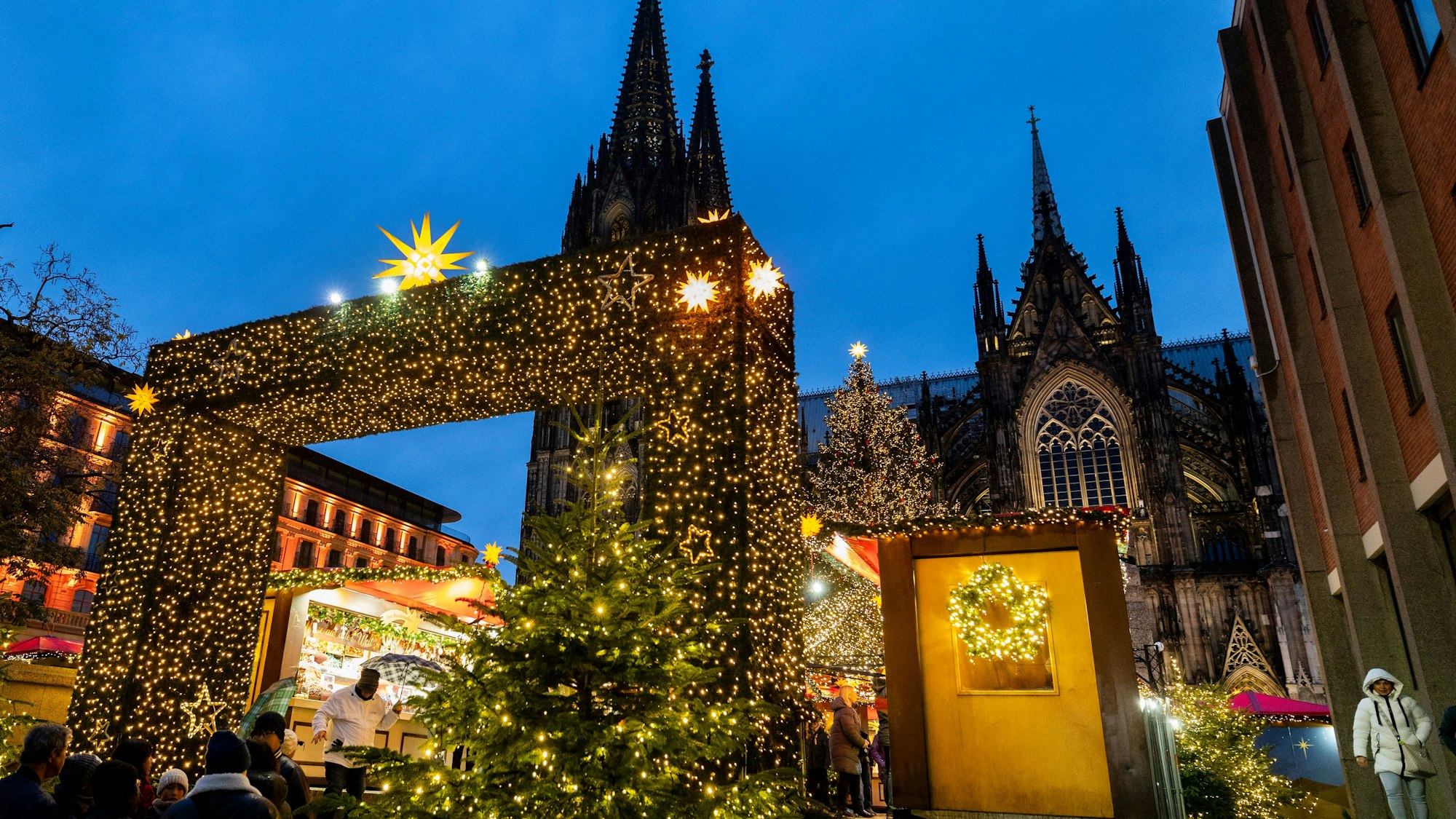 Der Weihnachtsmarkt am Kölner Dom auf dem Roncalliplatz bleibt wegen Totensonntag geschlossen.