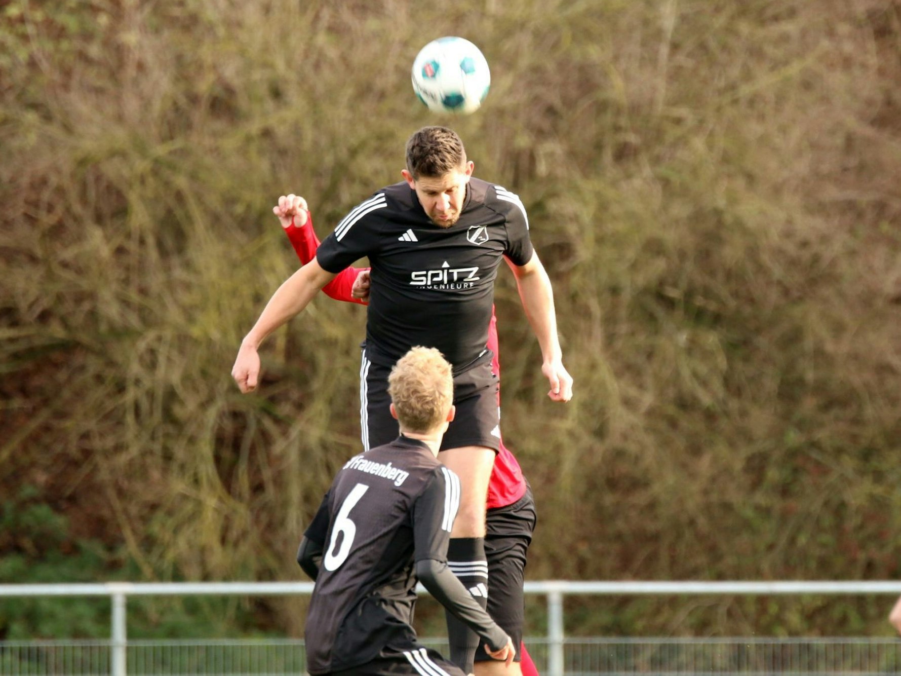 Sebastian Kaiser gewinnt ein Kopfballduell.