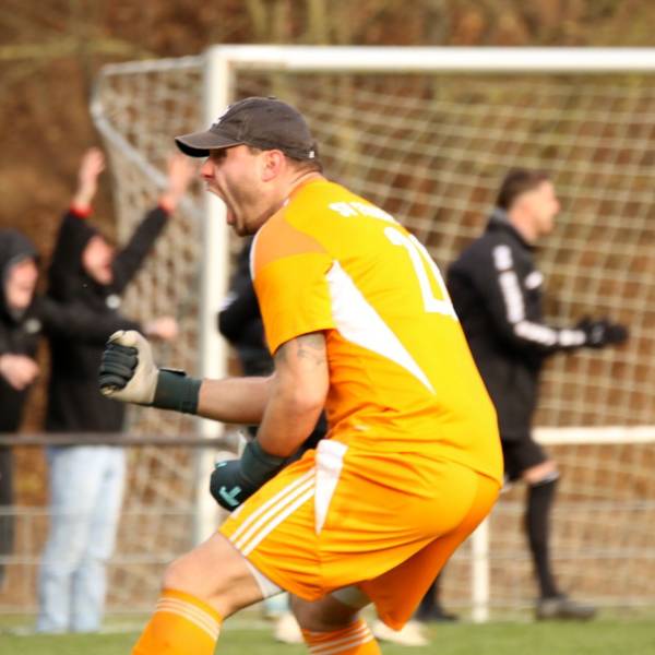 Dominik Schöpfer ballt die Faust und schreit. Auch im Hintergrund jubeln Anhänger und Spieler des SV Frauenberg