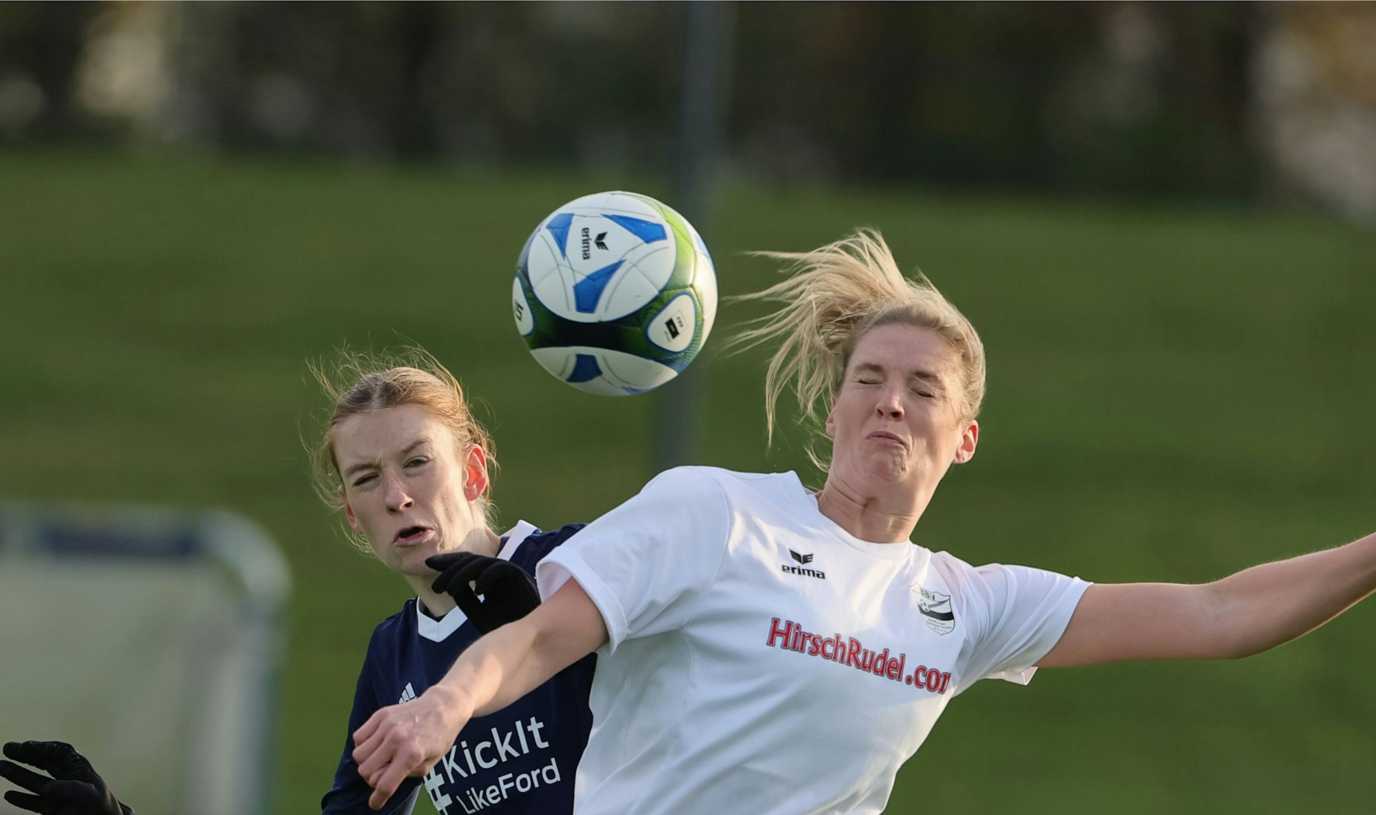 Das Foto zeigt die Bedburgerin Janina Jorissen (r.) im Kopfballduell mit ihrer Gegenspielerin.