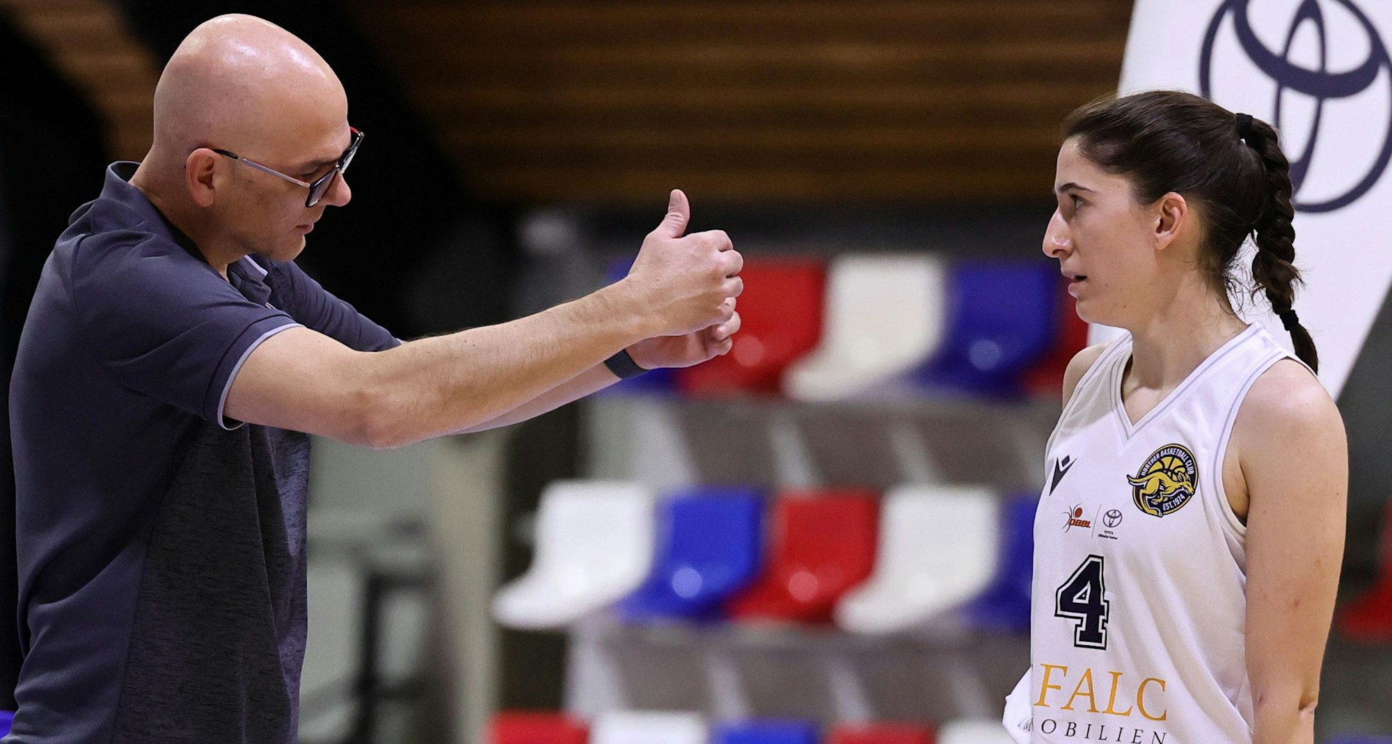Das Foto zeigt HBC-Basketballerin Sena Balci, die von ihrem Coach Martin Trefzger Anweisungen erhält.