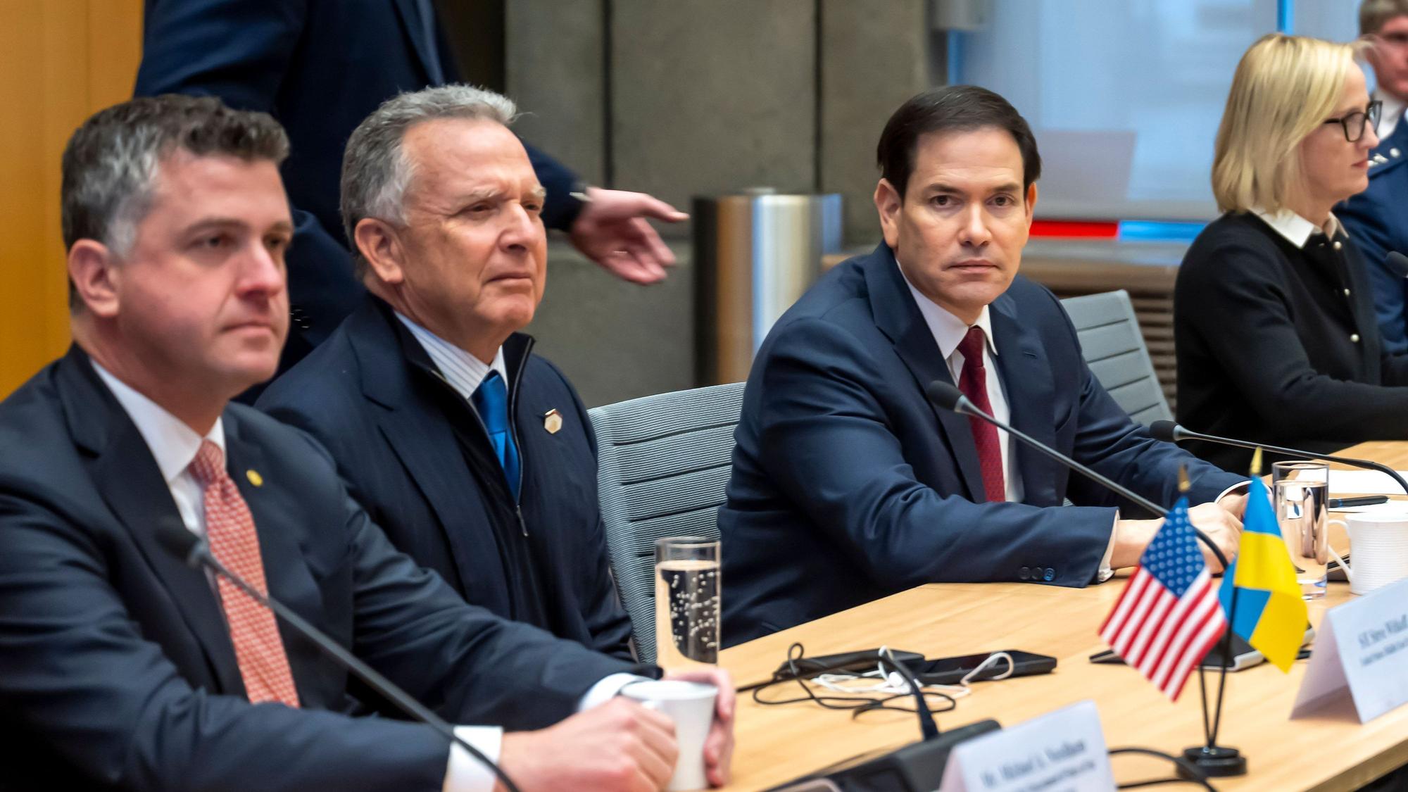 Der eine wurde offenbar manipuliert, der andere düpiert: Steve Witkoff (2. v. l.) und rechts neben ihm US-Außenminister Marco Rubio am Sonntag in Genf.