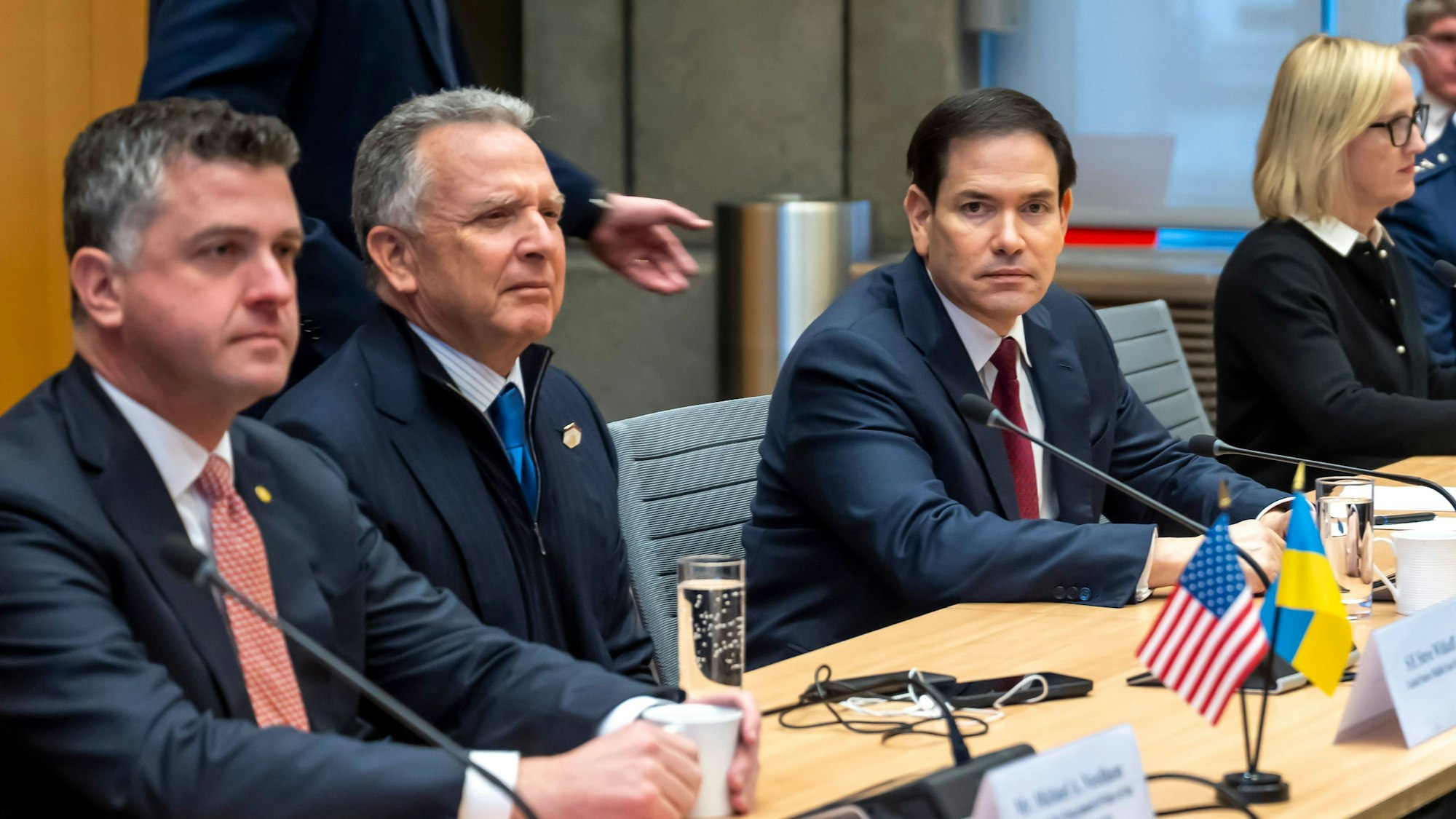 23.11.2025, Schweiz, Genf: Der Gesandte des US-Präsidenten, Steve Witkoff (2.v.l), und US-Außenminister Marco Rubio (r) zu Beginn der Gespräche mit der ukrainischen Delegation in der US-Vertretung in Genf. Foto: Martial Trezzini/KEYSTONE/dpa +++ dpa-Bildfunk +++
