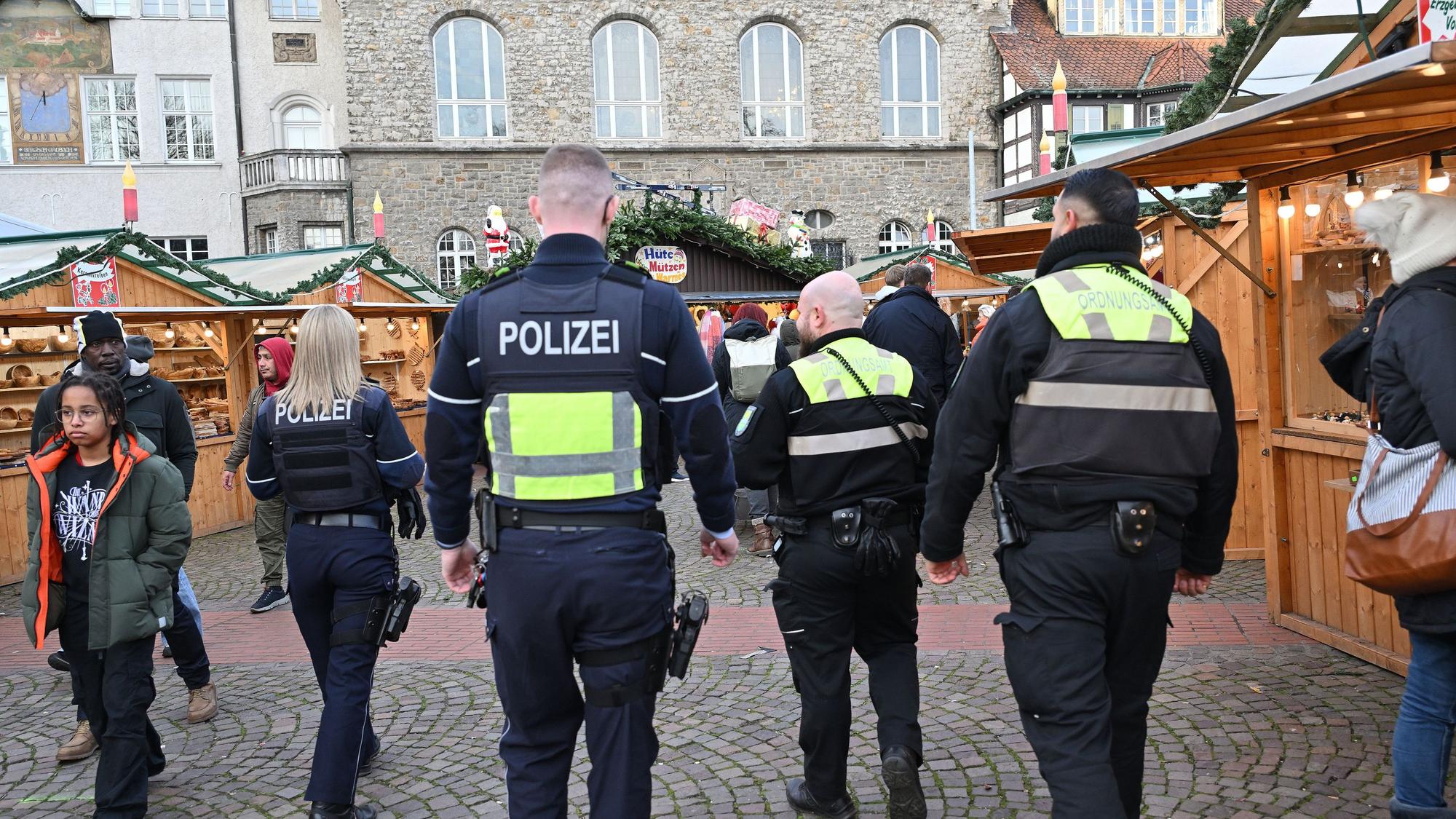 Polizei und Ordnungsamt patrouilliert über einen Weihnachtsmarkt.