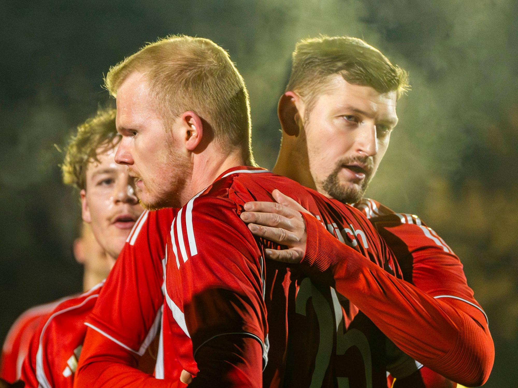 Seine Mitspieler gratulieren Felix Faure. Wegen der Kälte ist der dampfende Atem der Spieler zu erkennen.