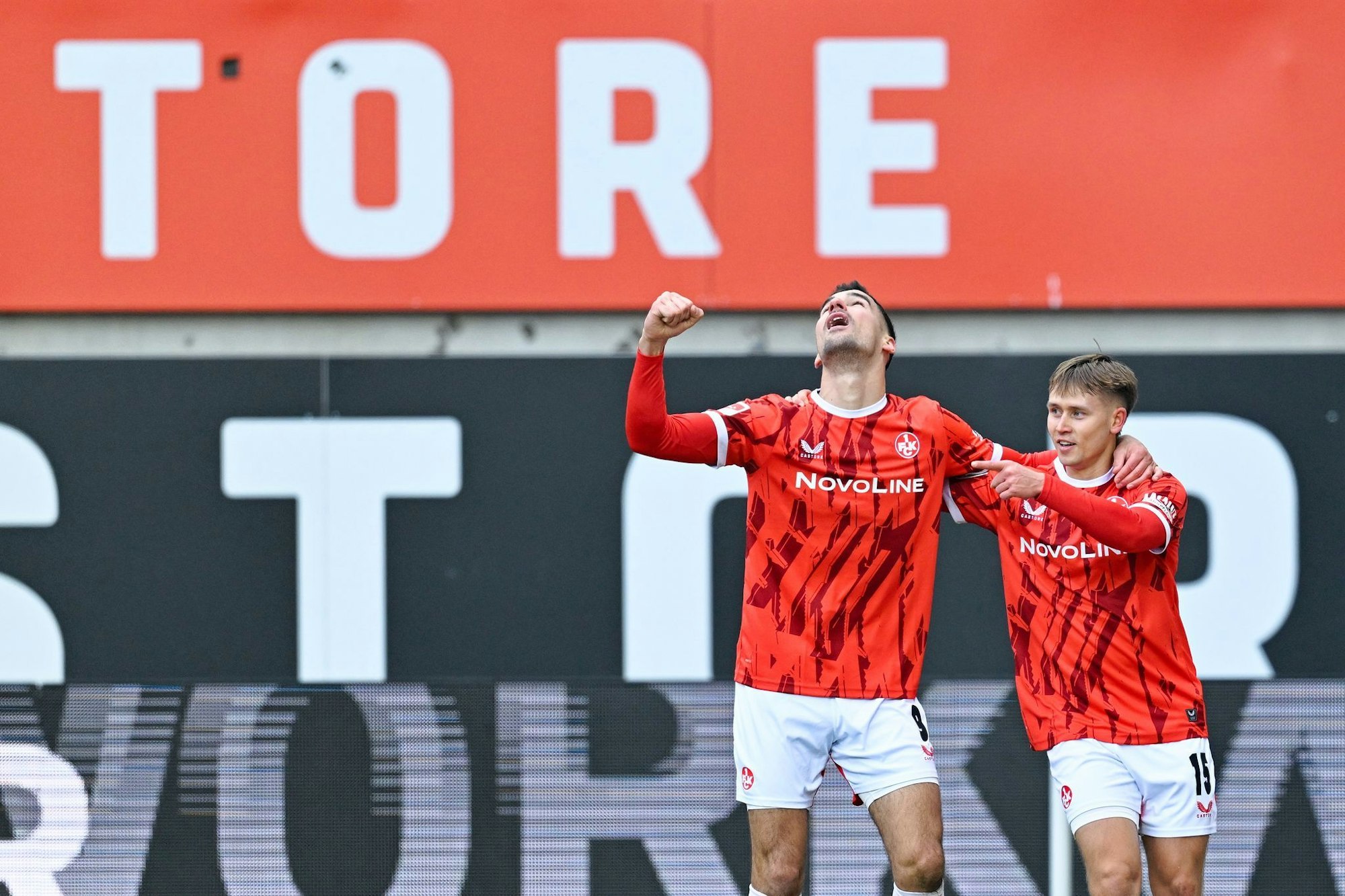 Naatan Skyttä (r.) darf sich über drei Tore in der ersten Halbzeit freuen