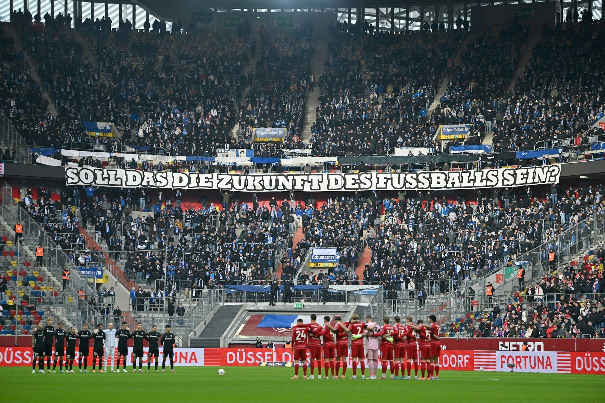Fußball-Fans in ganz Deutschland haben sich in den Stadien gegen geplante Maßnahmen der Politik gewehrt.